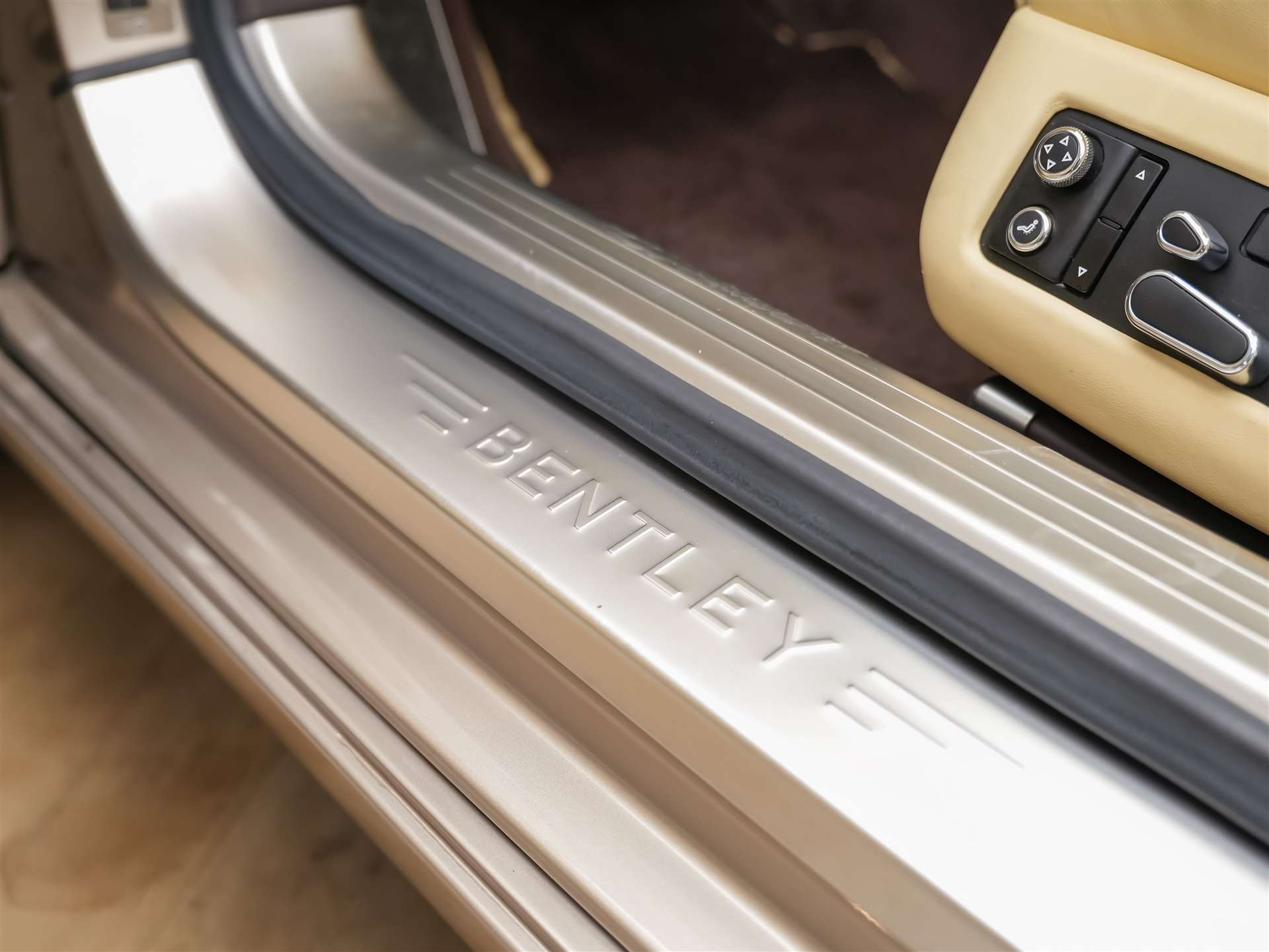 BENTLEY Flying Spur *Panorama*Massage*Sitzlüftung*-image-15