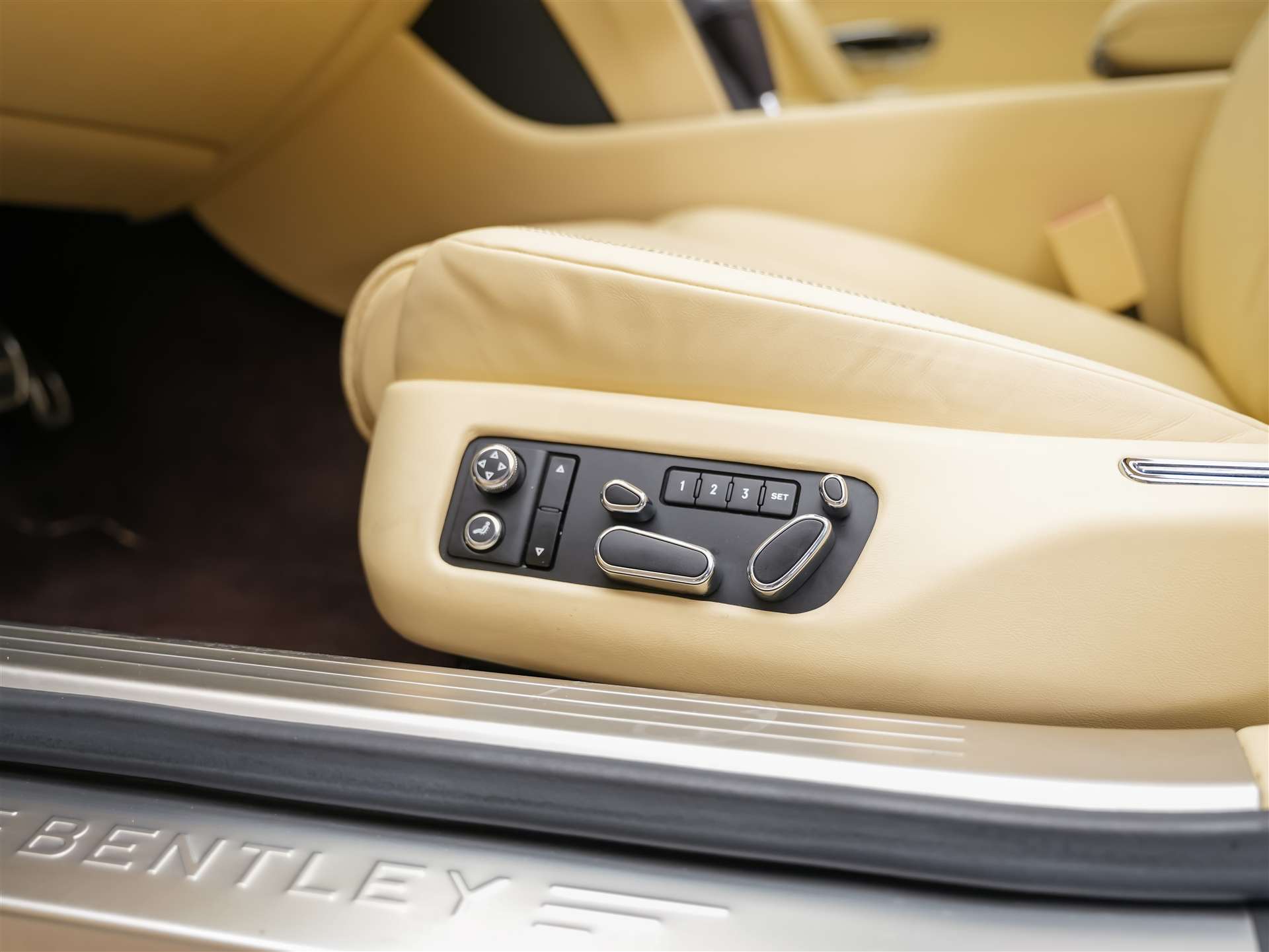 BENTLEY Flying Spur *Panorama*Massage*Sitzlüftung*-image-36