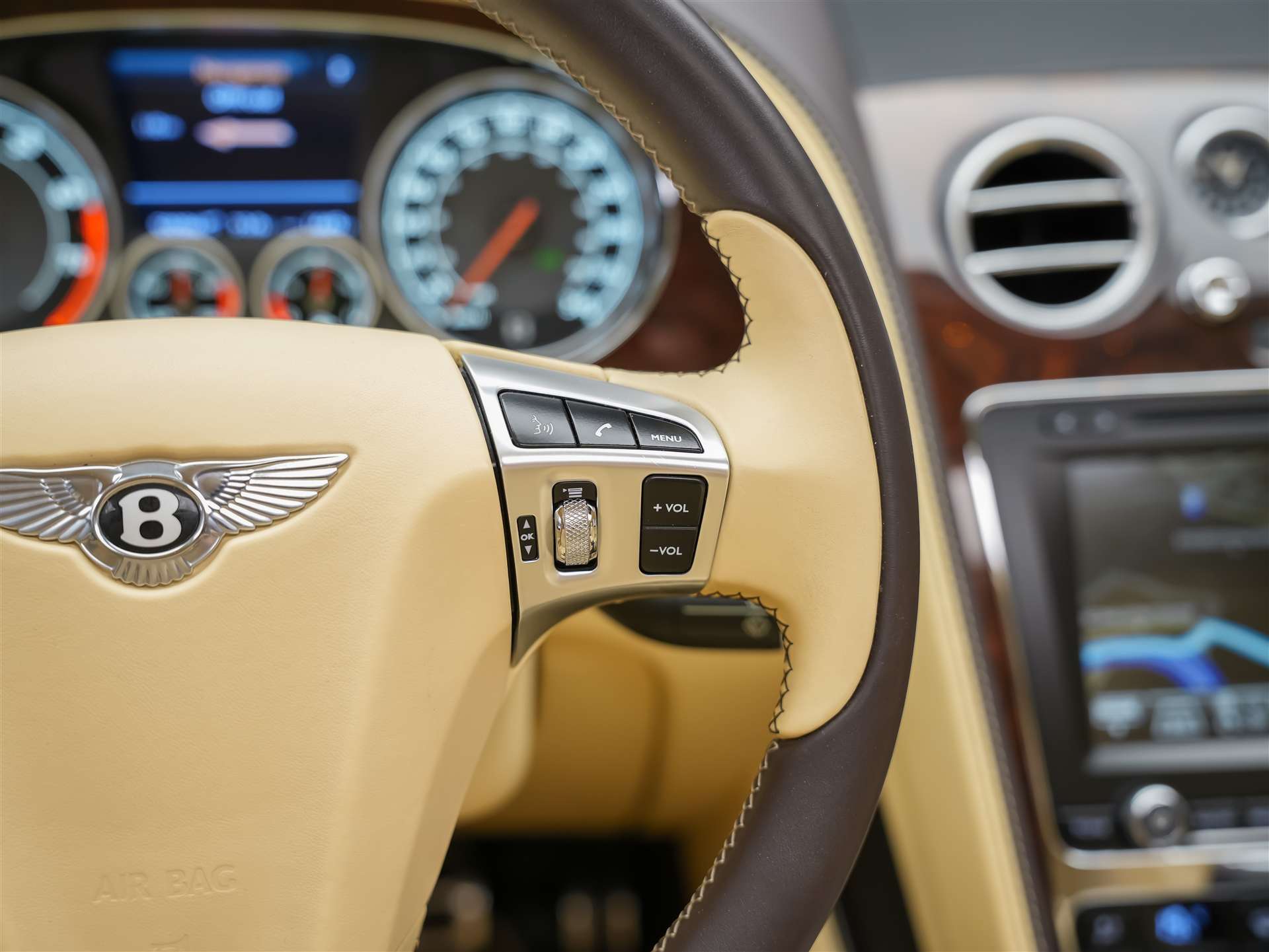 BENTLEY Flying Spur *Panorama*Massage*Sitzlüftung*-image-38
