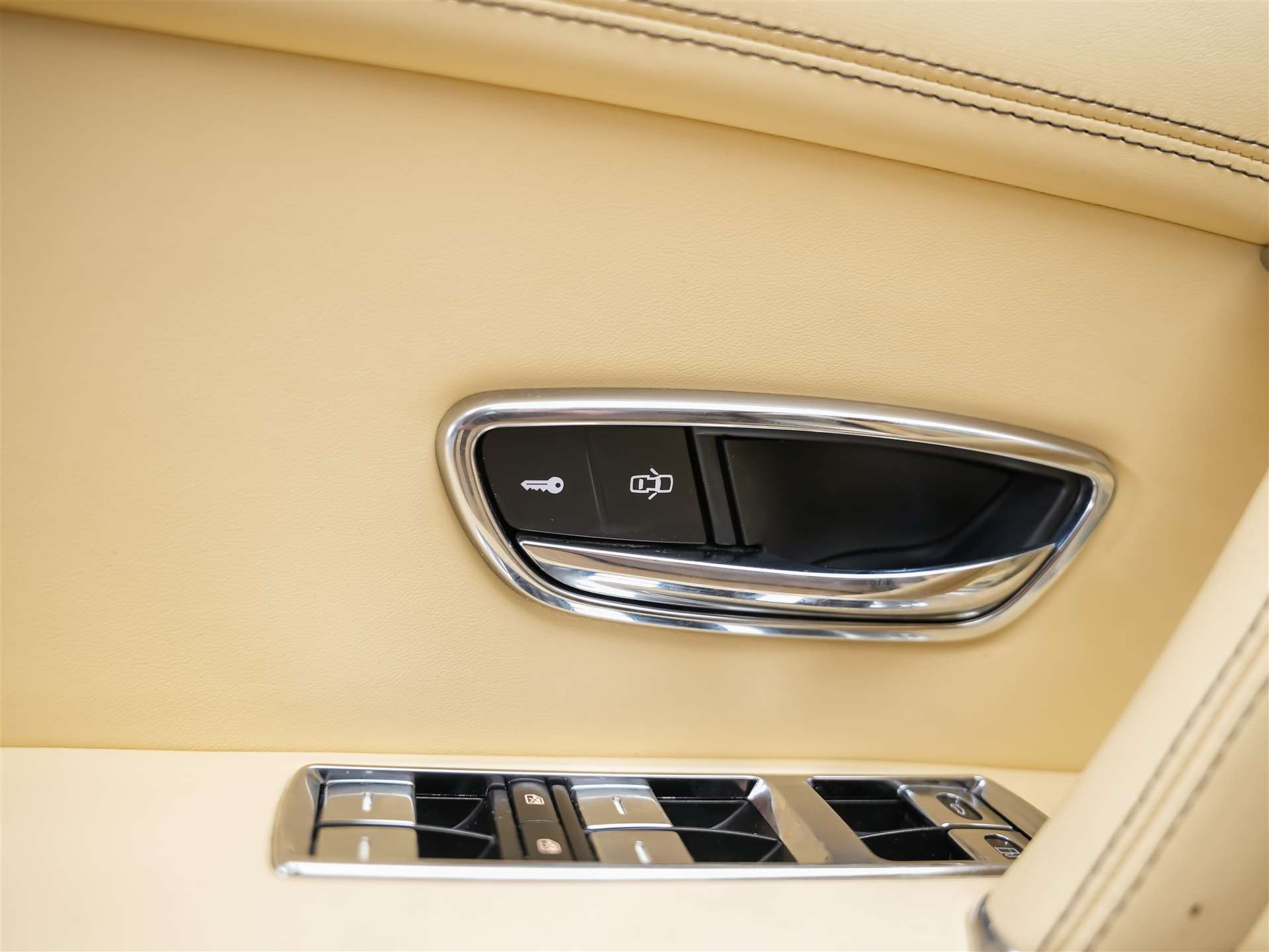 BENTLEY Flying Spur *Panorama*Massage*Sitzlüftung*-image-33