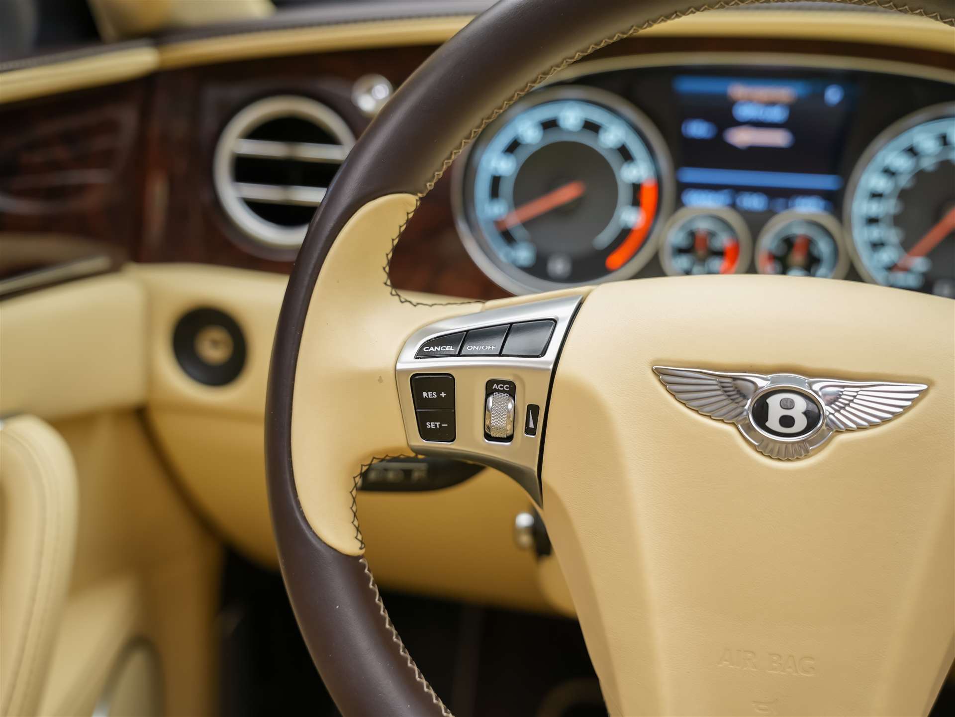 BENTLEY Flying Spur *Panorama*Massage*Sitzlüftung*-image-37