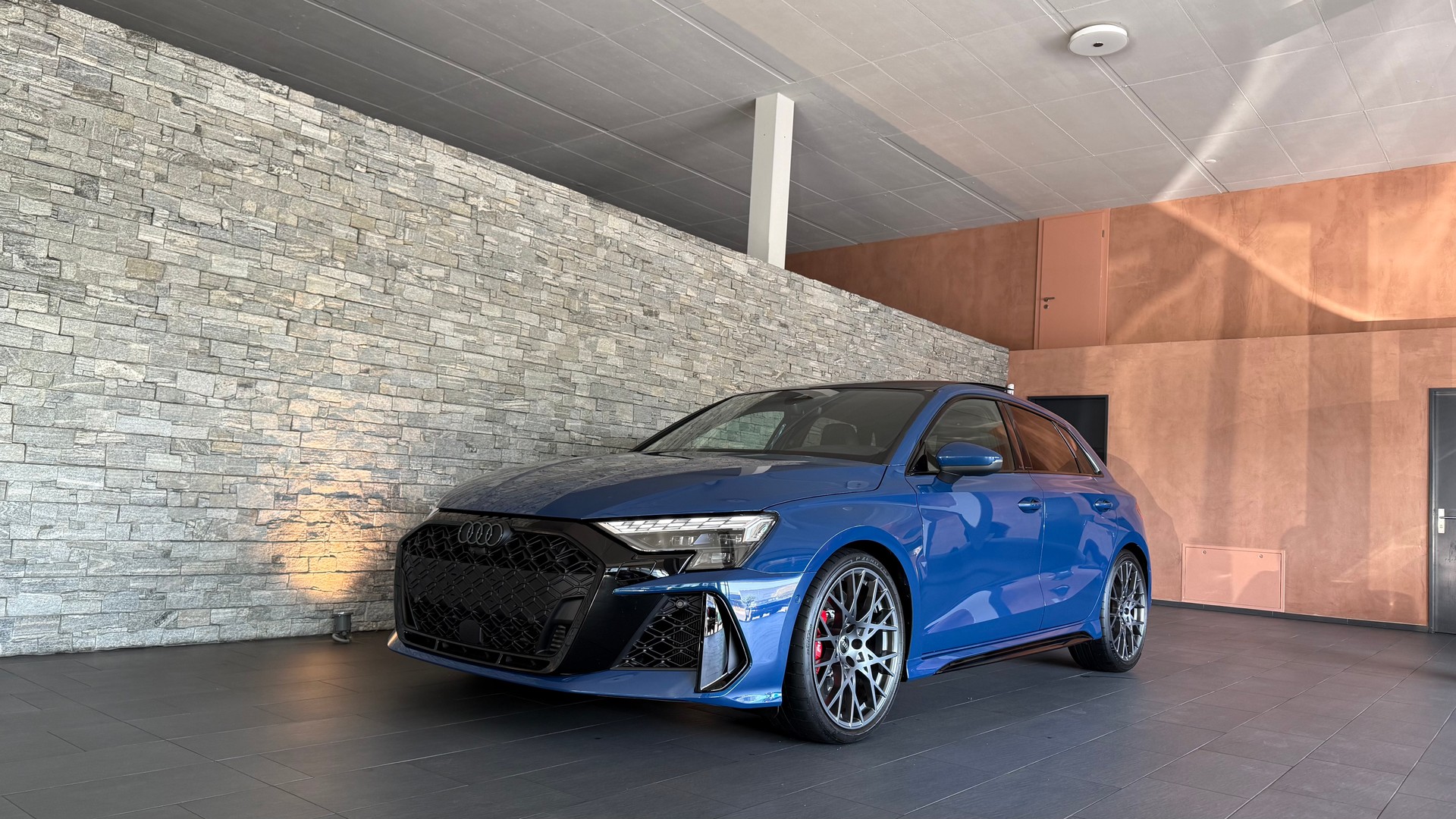 AUDI RS3 Sportback 2.5 TSI quattro S-tronic "Ascariblaumetallic"-image-6
