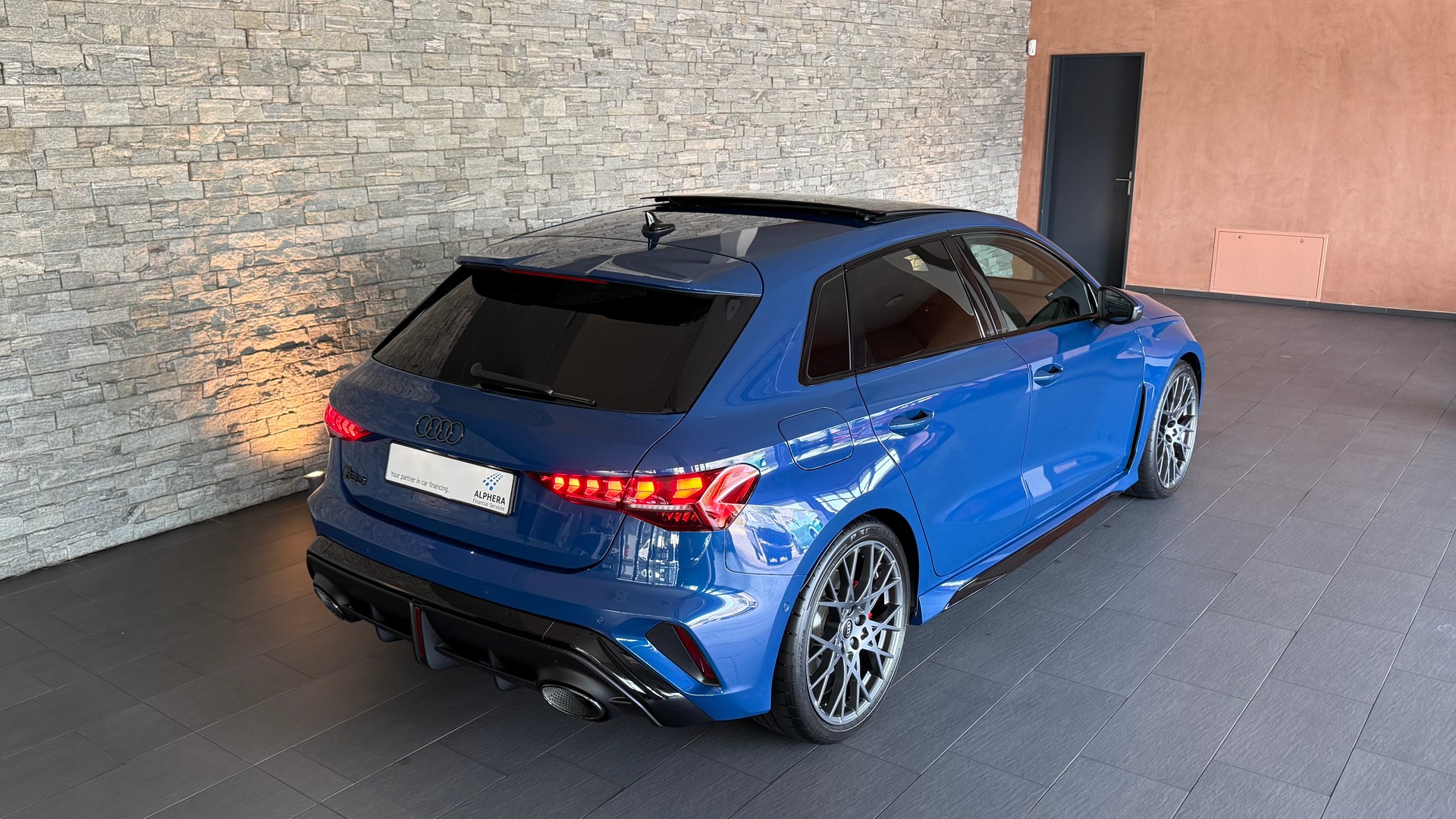 AUDI RS3 Sportback 2.5 TSI quattro S-tronic "Ascariblaumetallic"-image-12