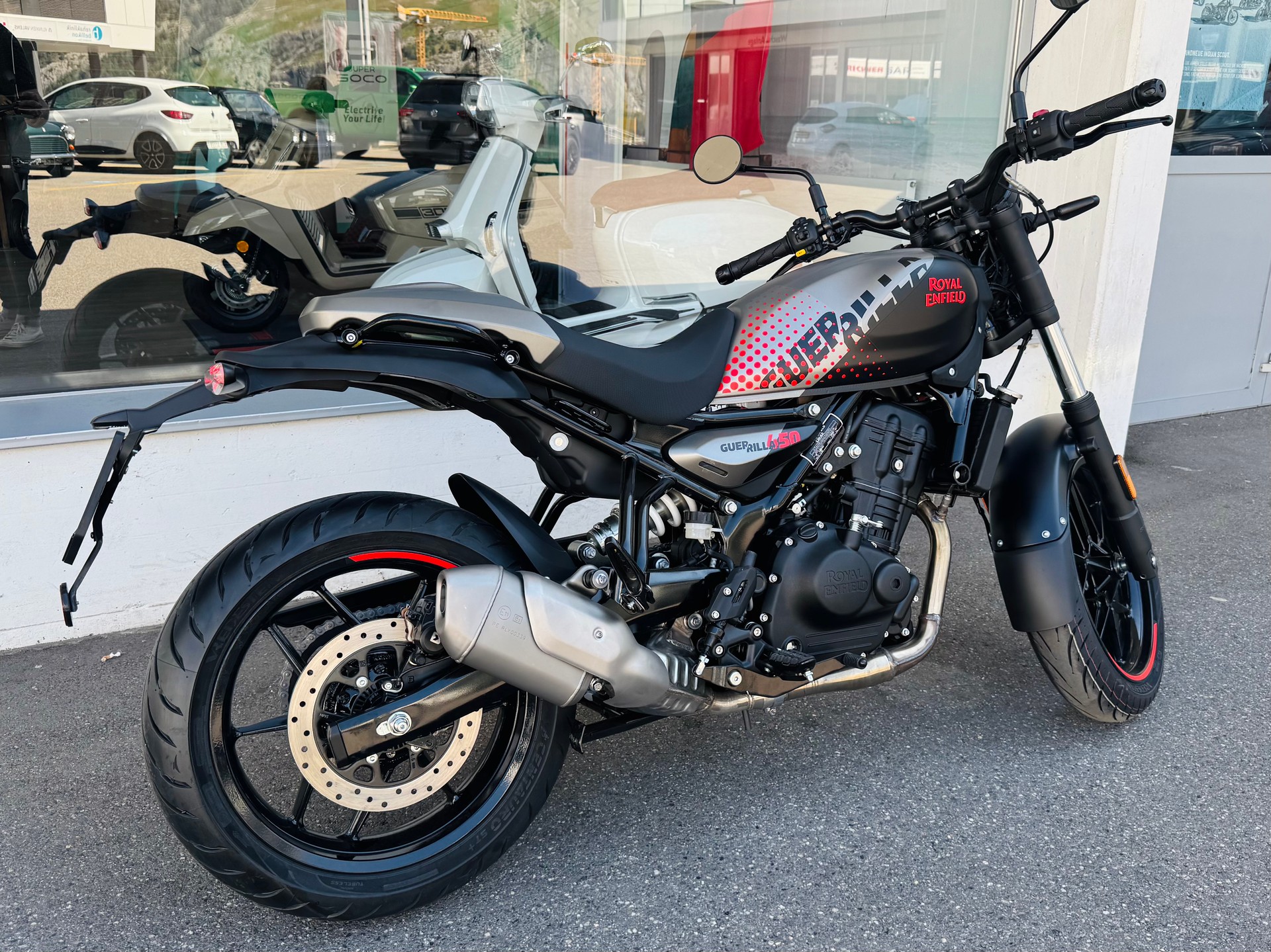 ROYAL ENFIELD Guerrilla 450-showroom-element-3