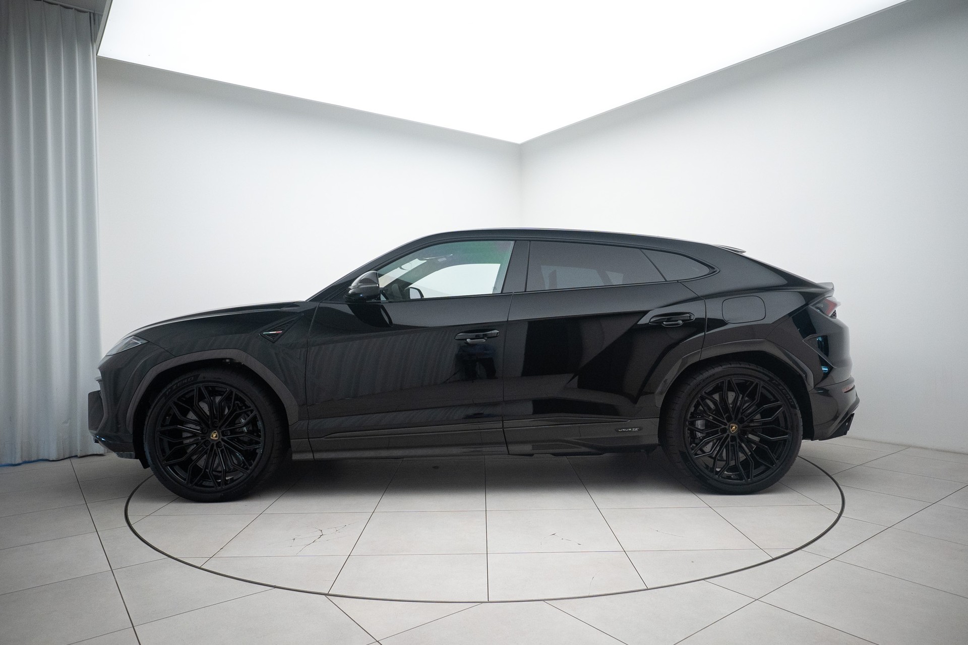 LAMBORGHINI Urus SE-image-1