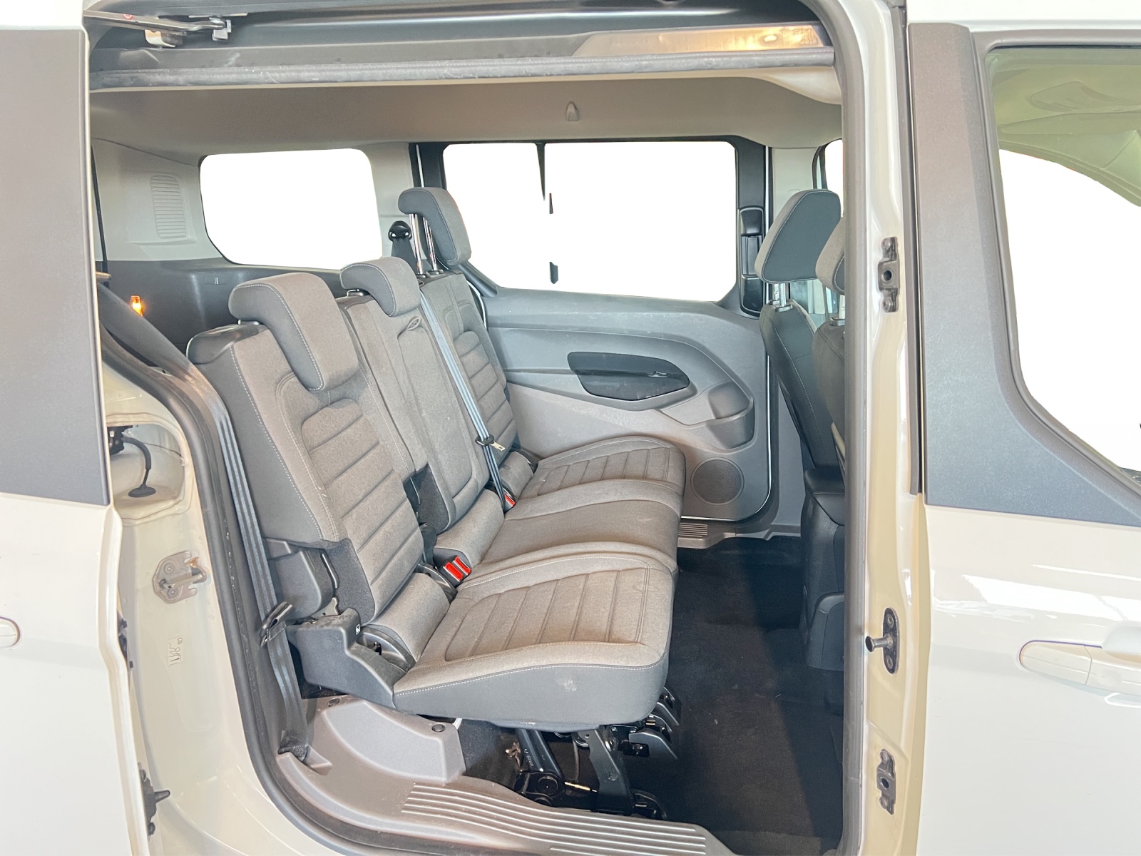 FORD Grand Tourneo Connect 1.5 EcoBlue Titanium-image-7