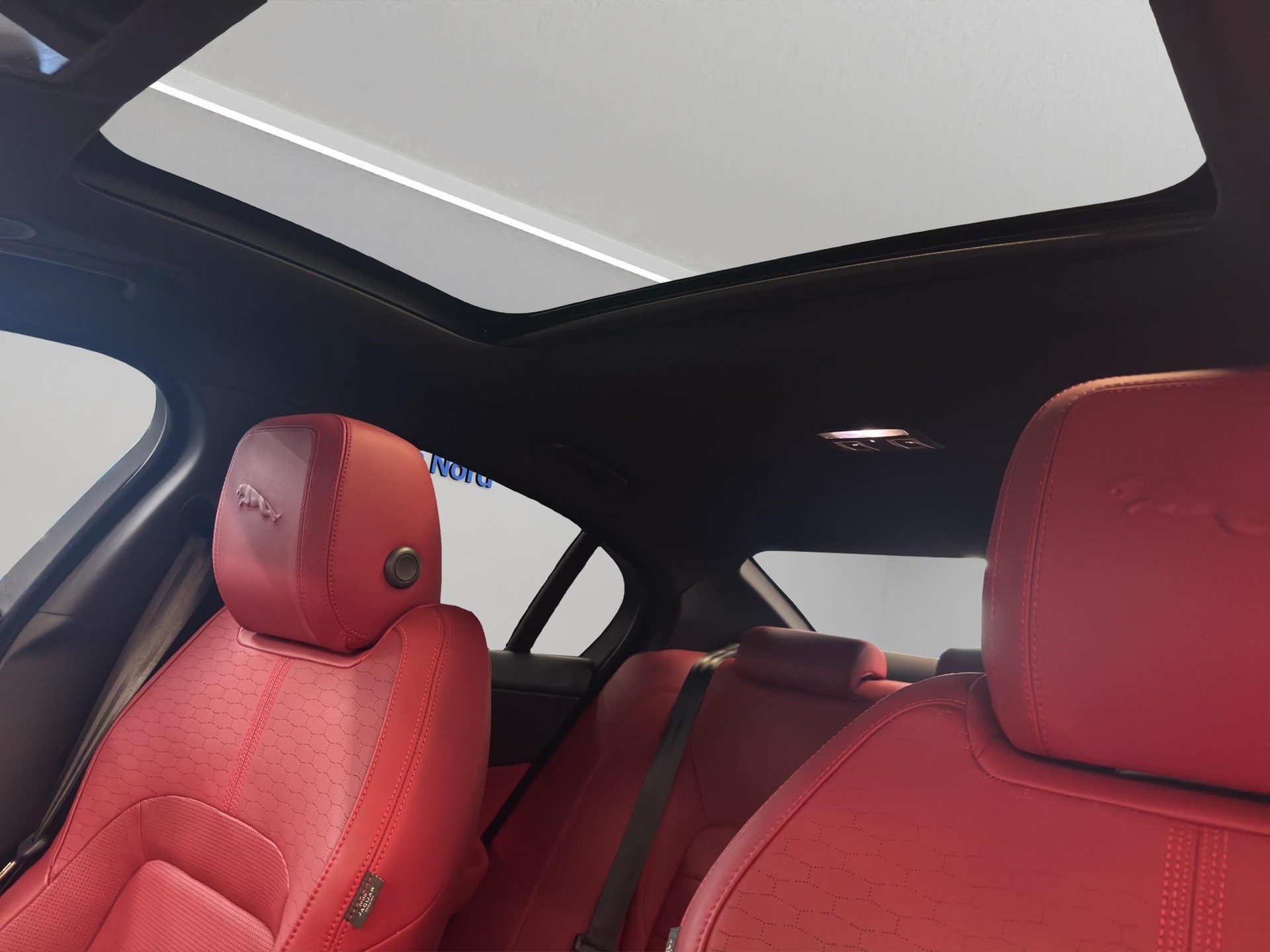 JAGUAR XE 2.0 T 300 Sport AWD-image-12