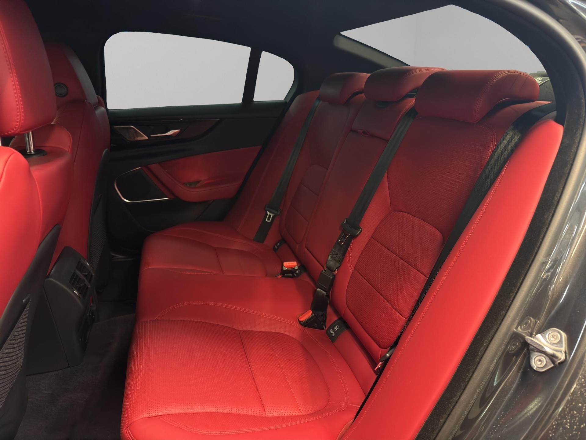 JAGUAR XE 2.0 T 300 Sport AWD-image-9