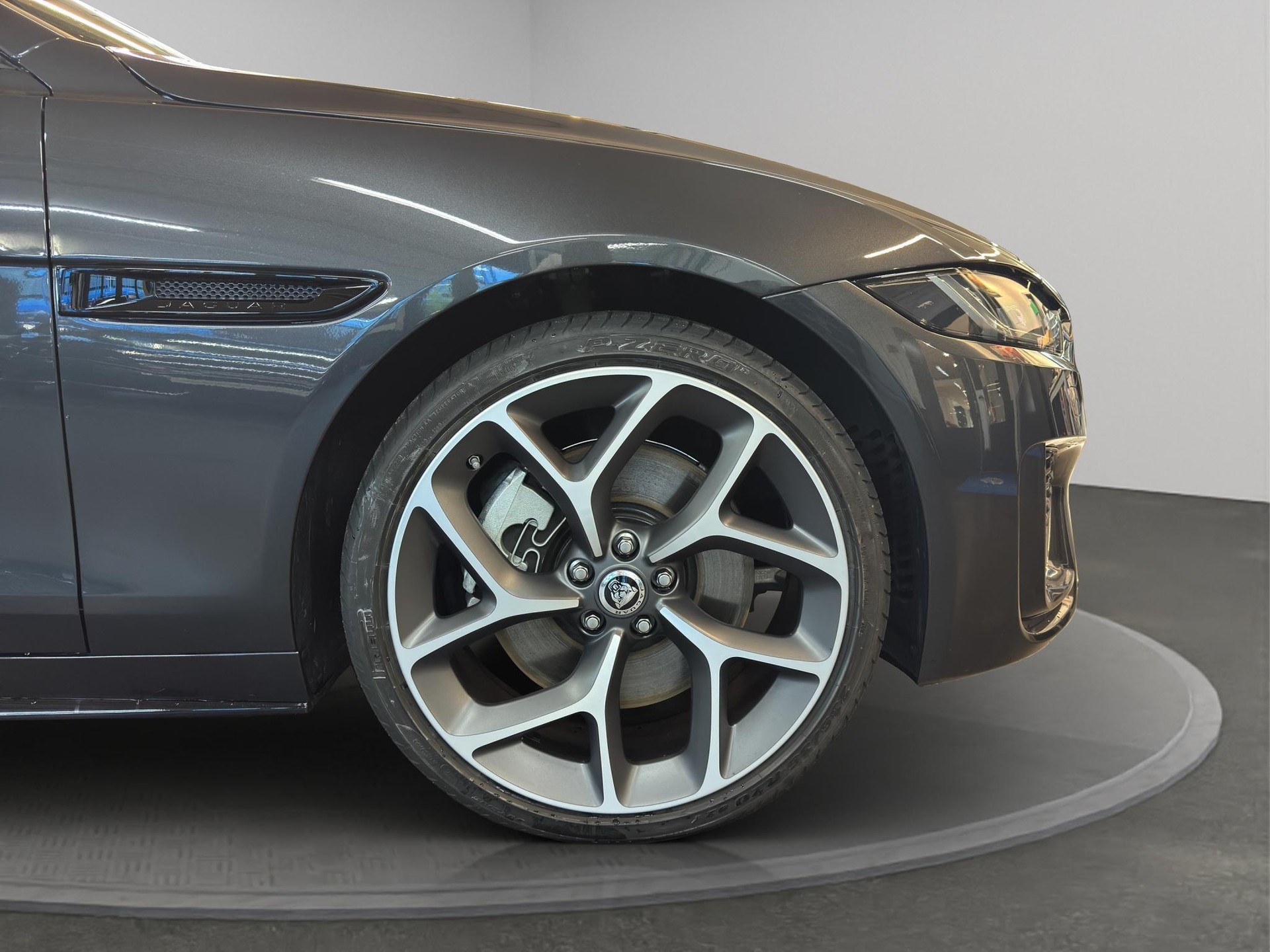 JAGUAR XE 2.0 T 300 Sport AWD-image-6