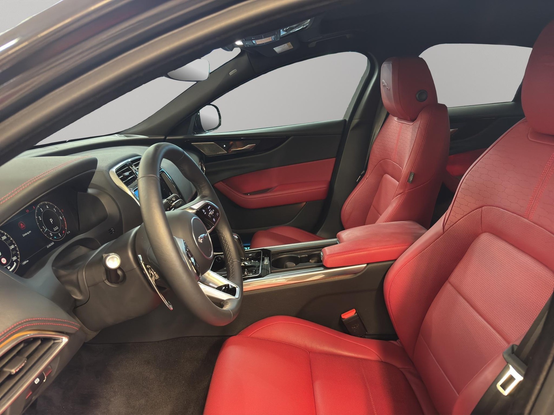 JAGUAR XE 2.0 T 300 Sport AWD-image-7