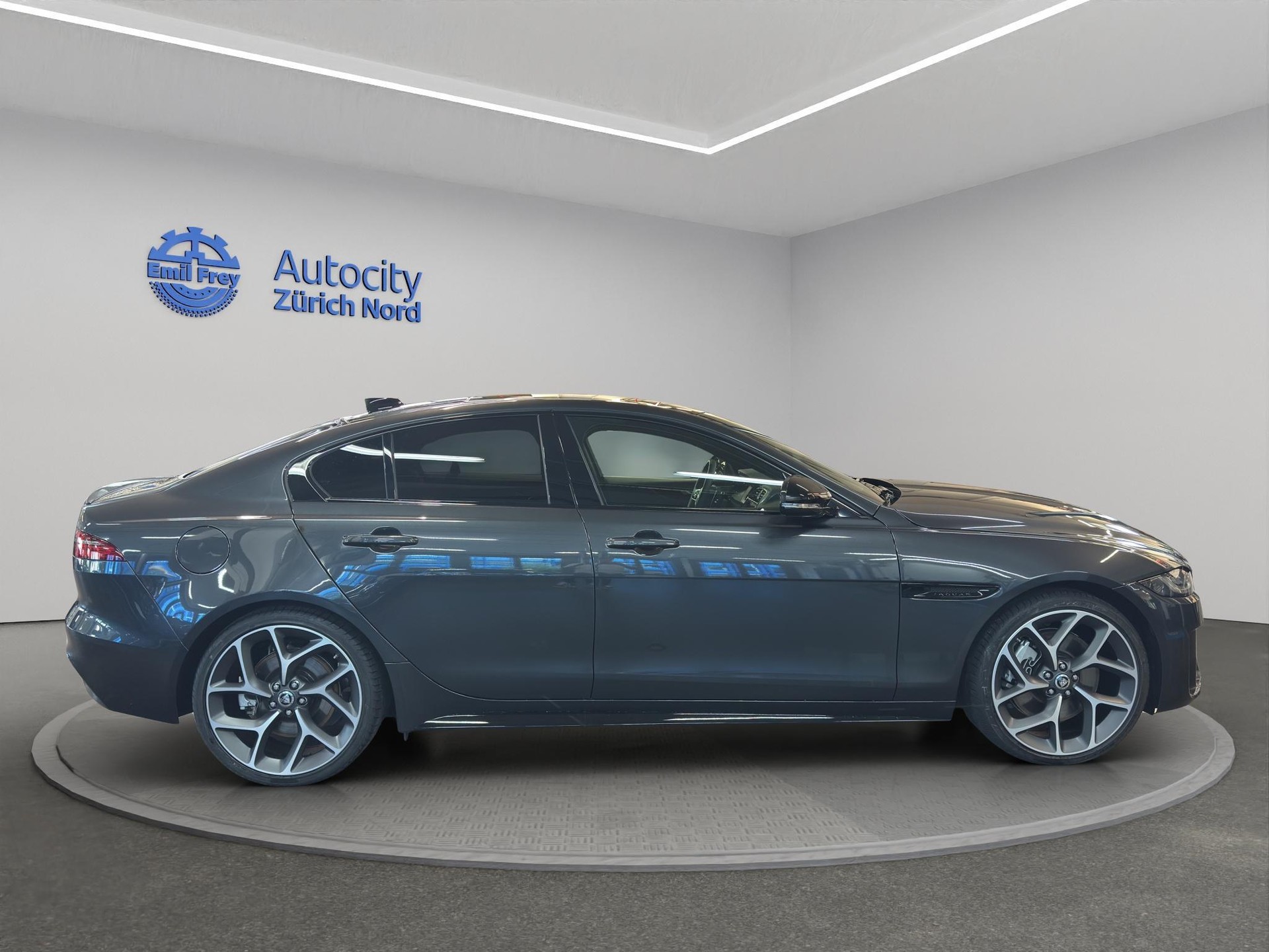 JAGUAR XE 2.0 T 300 Sport AWD-image-4