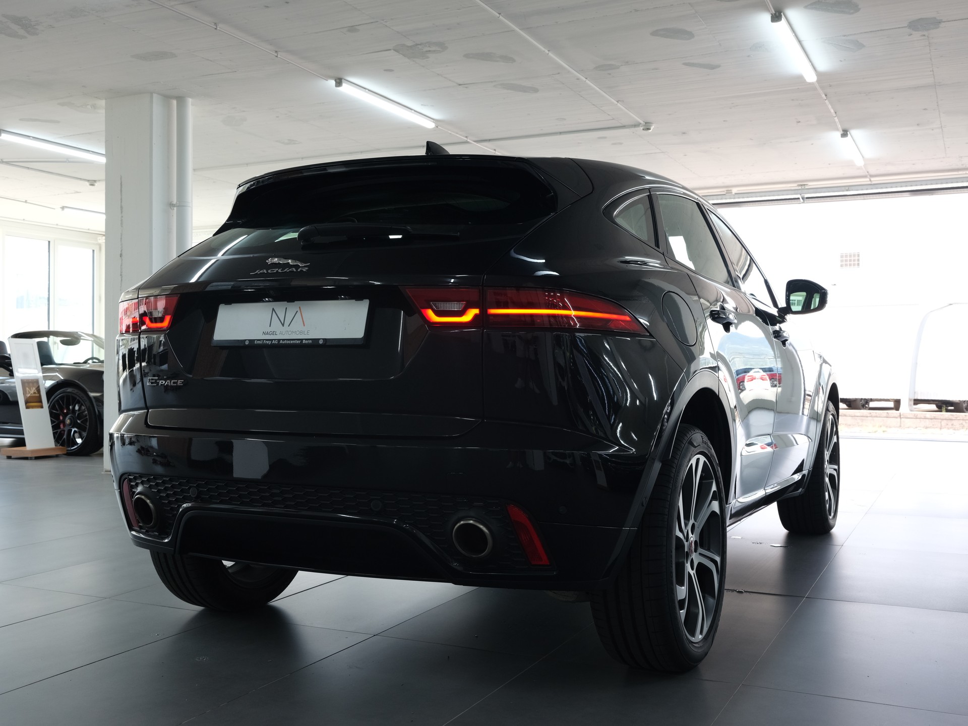 JAGUAR E-Pace 2.0 P250 R-Dynamic HSE AWD *Panorama* *360 Kamera* *Head up Display*-image-2