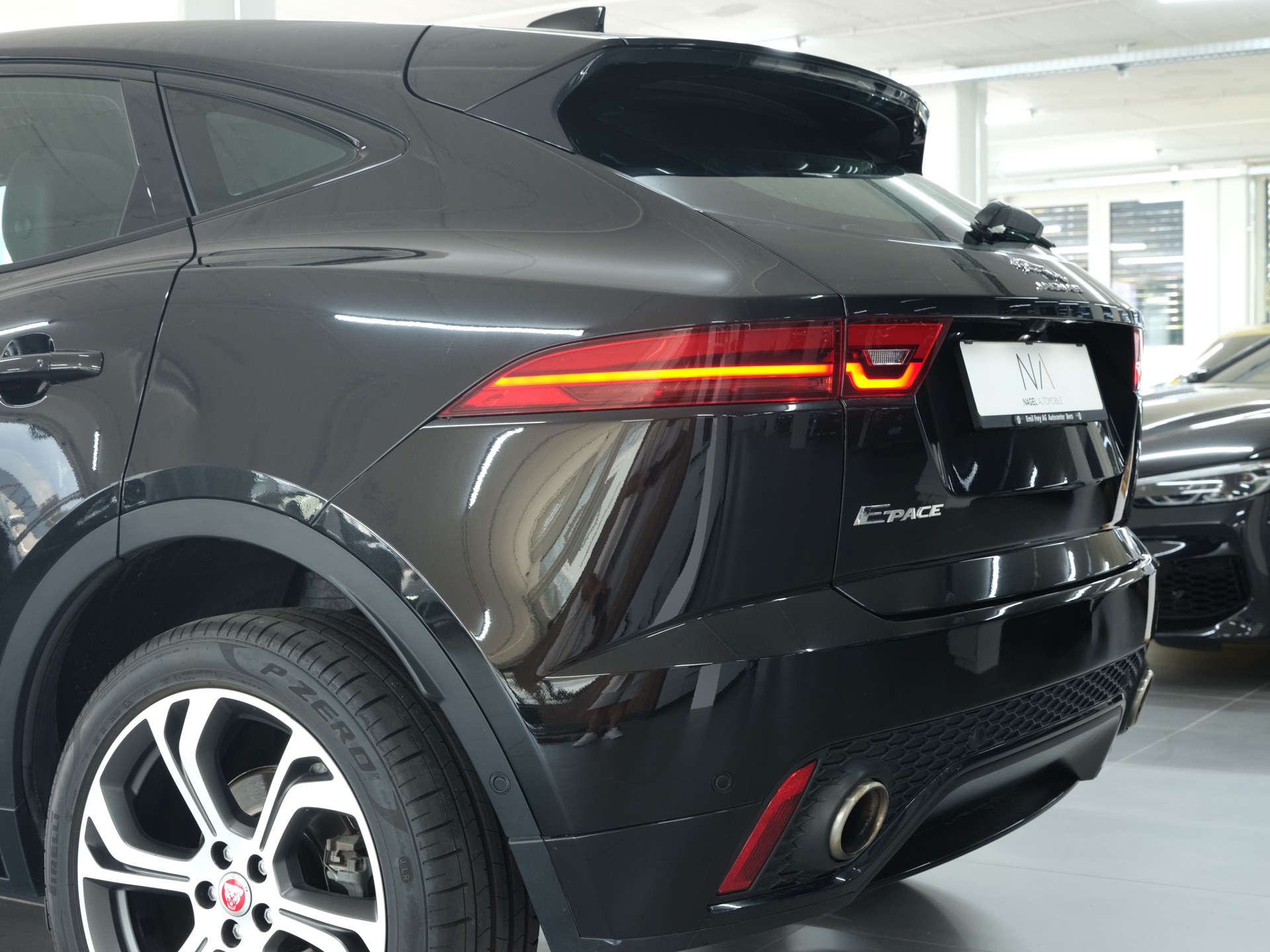 JAGUAR E-Pace 2.0 P250 R-Dynamic HSE AWD *Panorama* *360 Kamera* *Head up Display*-image-13