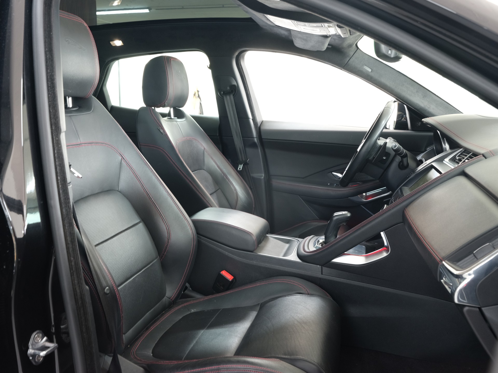 JAGUAR E-Pace 2.0 P250 R-Dynamic HSE AWD *Panorama* *360 Kamera* *Head up Display*-image-23