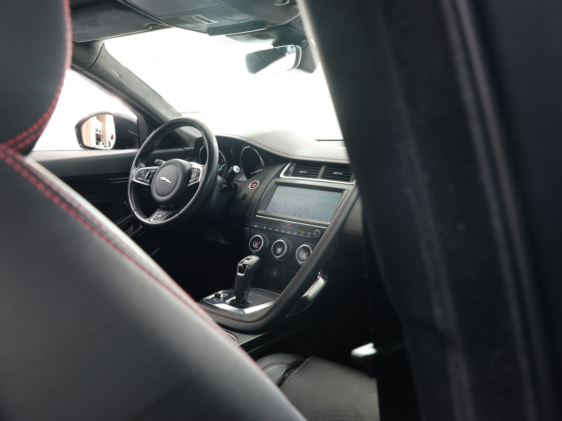 JAGUAR E-Pace 2.0 P250 R-Dynamic HSE AWD *Panorama* *360 Kamera* *Head up Display*-image-22