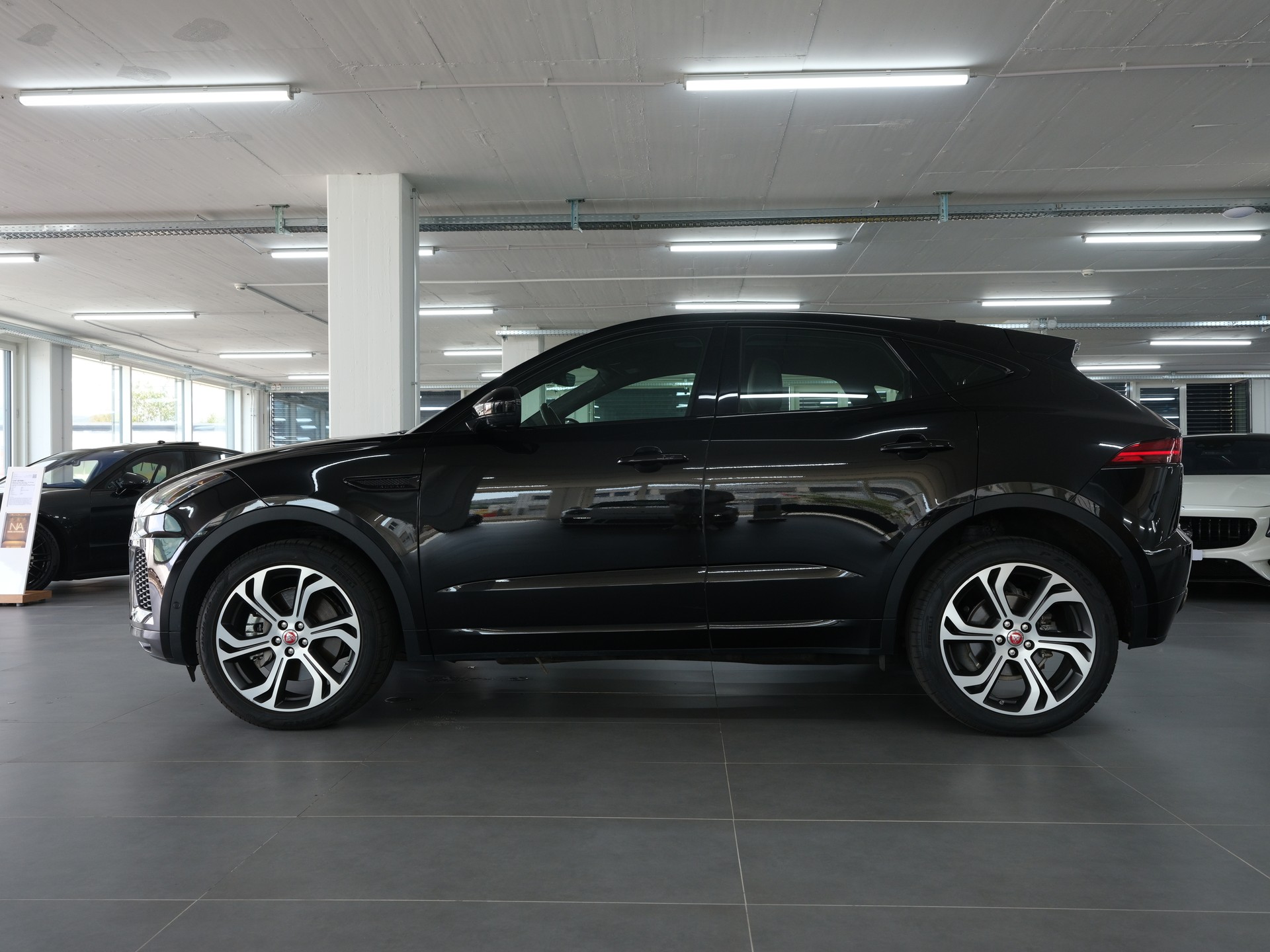 JAGUAR E-Pace 2.0 P250 R-Dynamic HSE AWD *Panorama* *360 Kamera* *Head up Display*-image-6