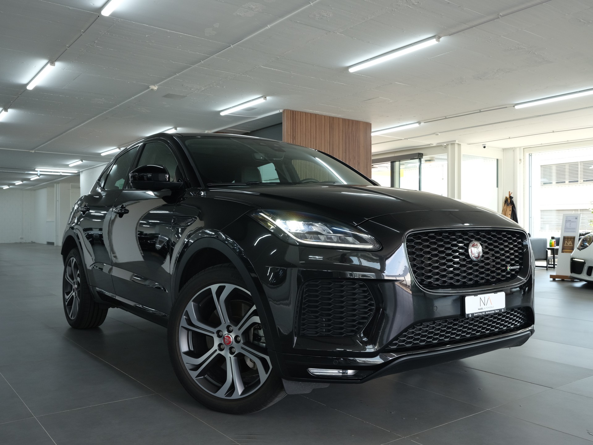 JAGUAR E-Pace 2.0 P250 R-Dynamic HSE AWD *Panorama* *360 Kamera* *Head up Display*-image-0