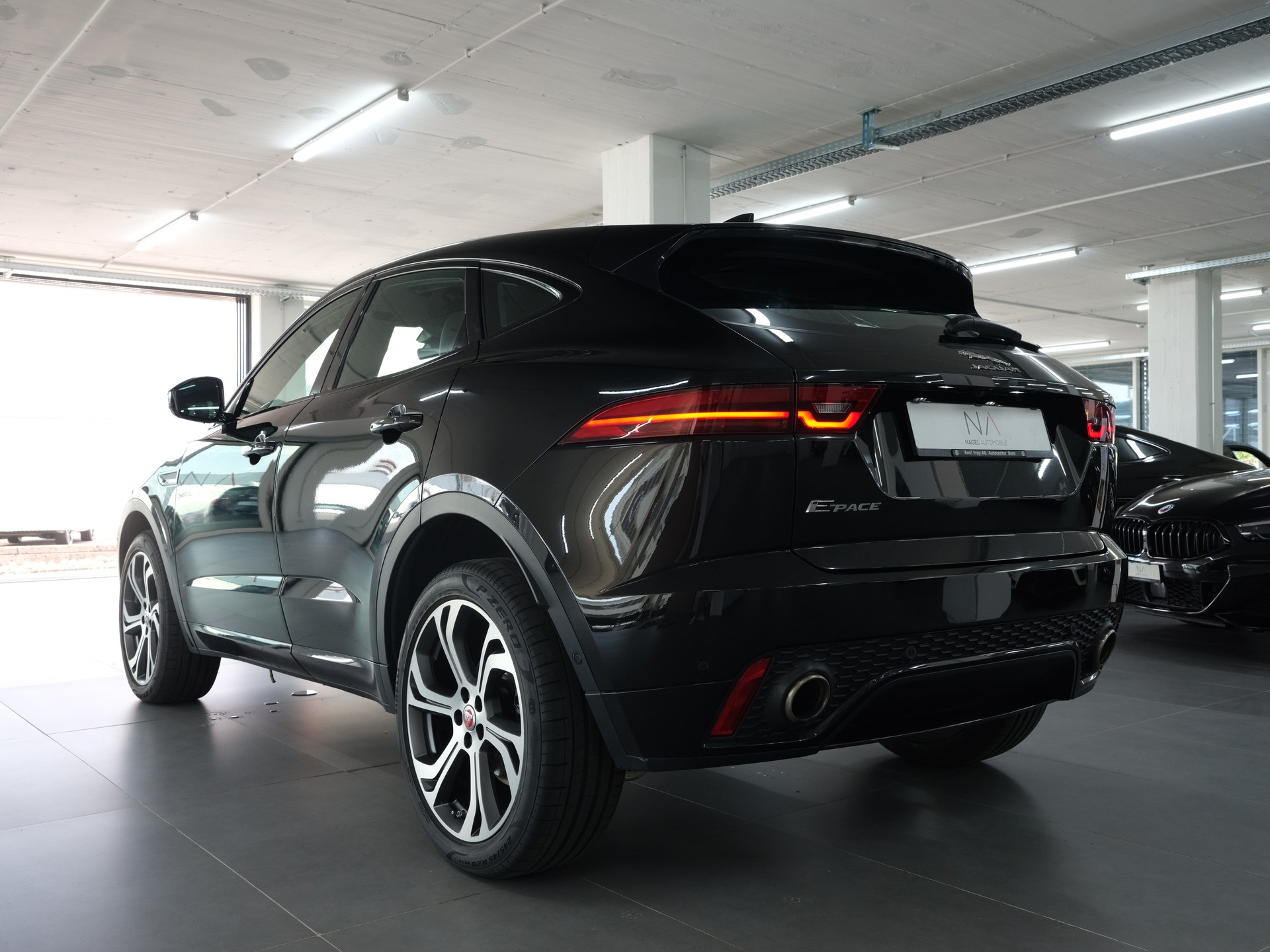 JAGUAR E-Pace 2.0 P250 R-Dynamic HSE AWD *Panorama* *360 Kamera* *Head up Display*-image-5