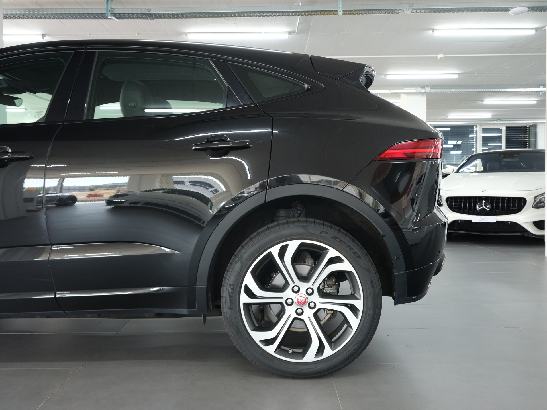 JAGUAR E-Pace 2.0 P250 R-Dynamic HSE AWD *Panorama* *360 Kamera* *Head up Display*-image-12