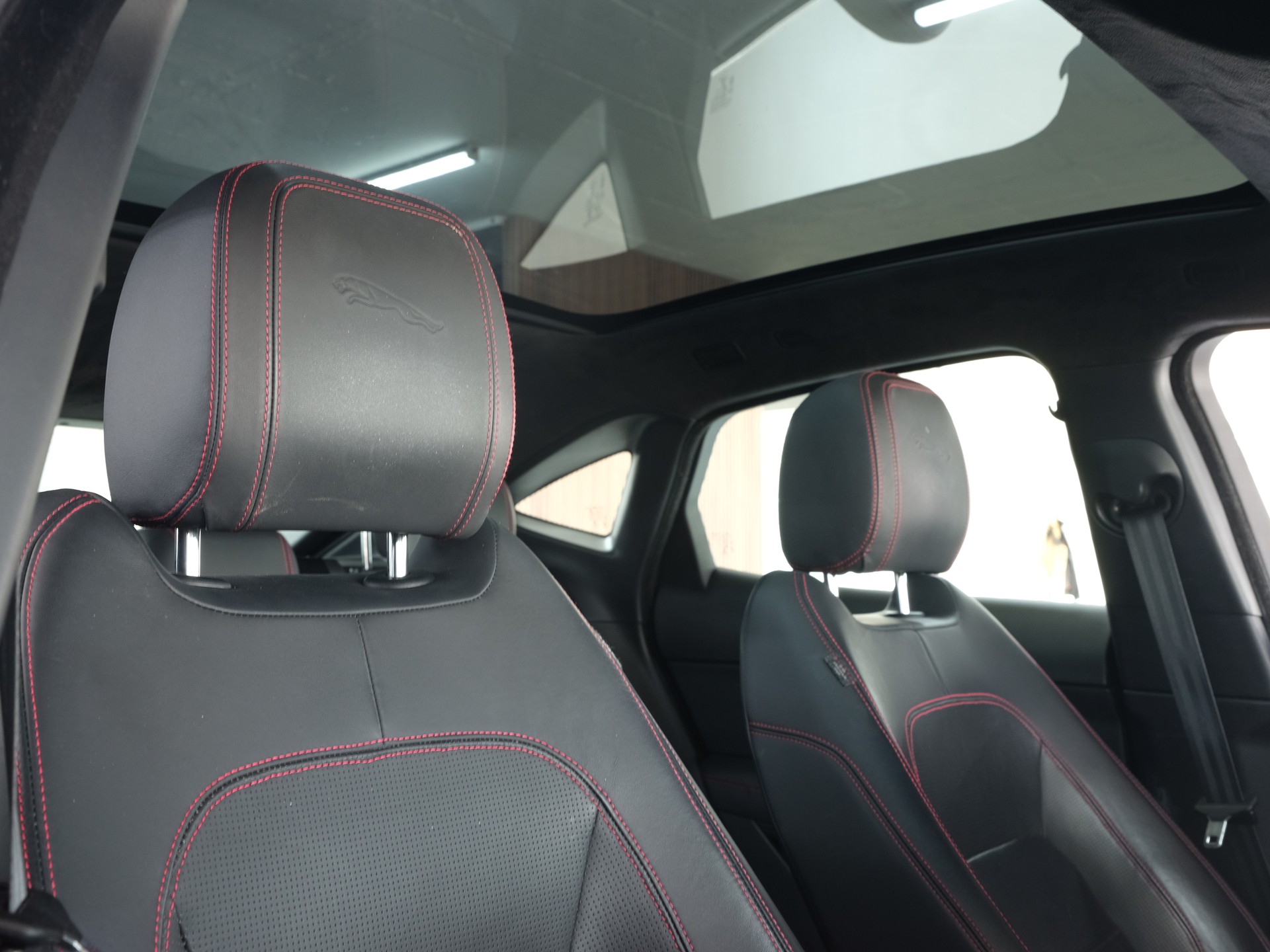 JAGUAR E-Pace 2.0 P250 R-Dynamic HSE AWD *Panorama* *360 Kamera* *Head up Display*-image-24