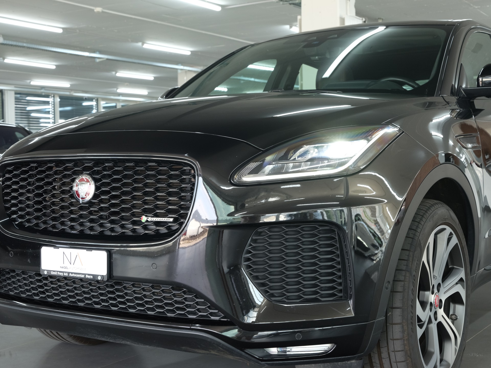 JAGUAR E-Pace 2.0 P250 R-Dynamic HSE AWD *Panorama* *360 Kamera* *Head up Display*-image-9