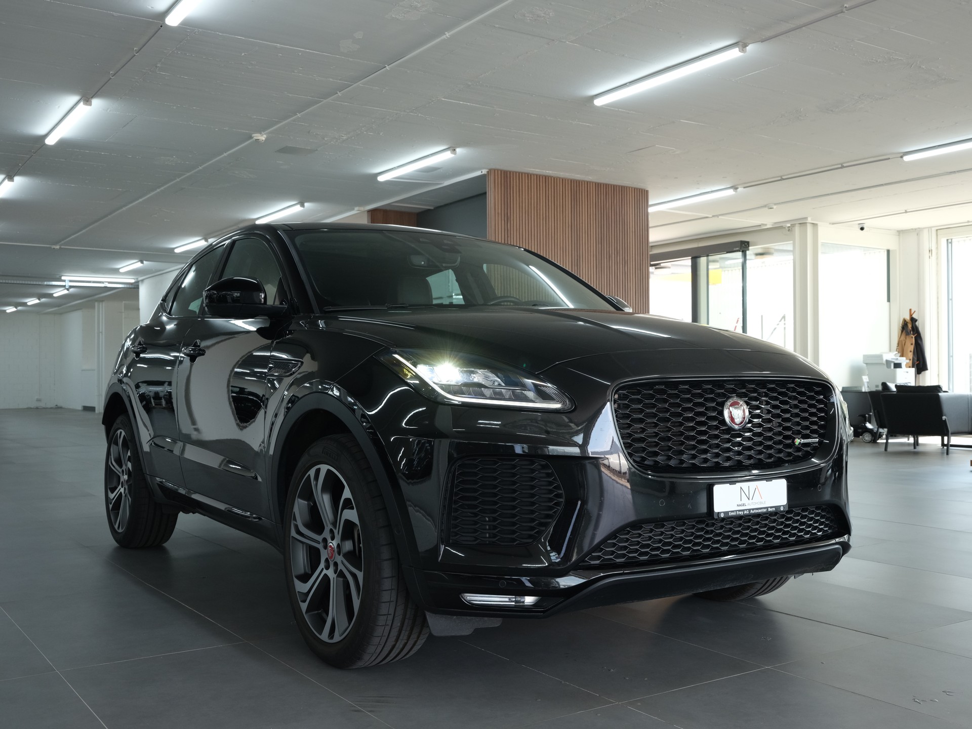 JAGUAR E-Pace 2.0 P250 R-Dynamic HSE AWD *Panorama* *360 Kamera* *Head up Display*-image-1