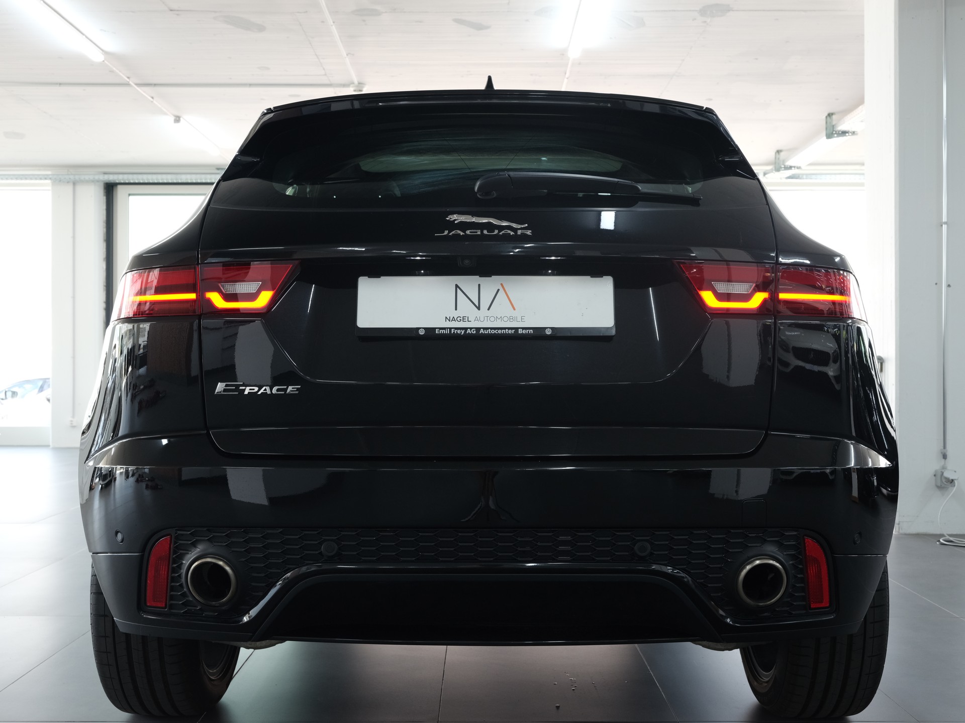 JAGUAR E-Pace 2.0 P250 R-Dynamic HSE AWD *Panorama* *360 Kamera* *Head up Display*-image-3