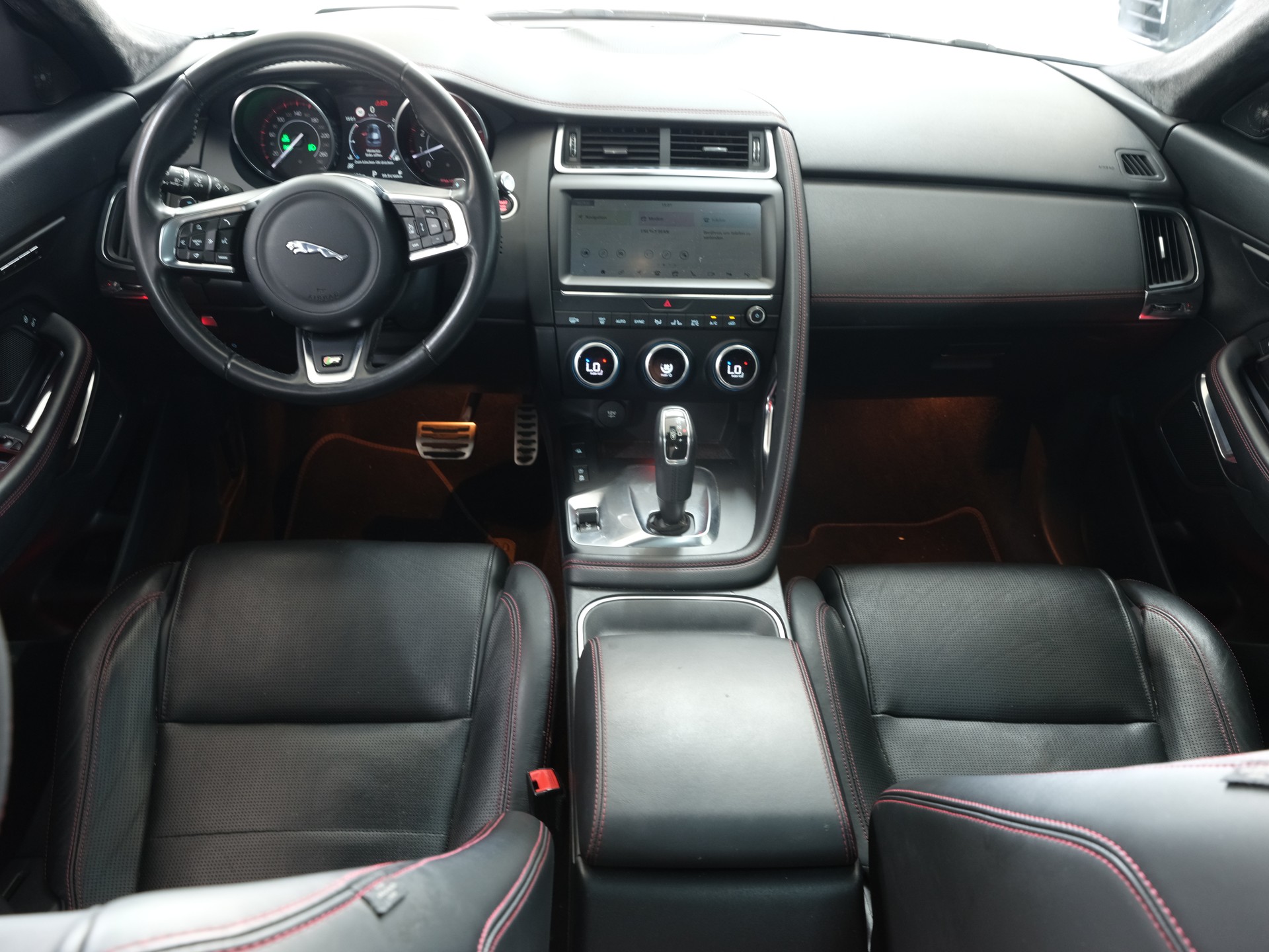 JAGUAR E-Pace 2.0 P250 R-Dynamic HSE AWD *Panorama* *360 Kamera* *Head up Display*-image-17
