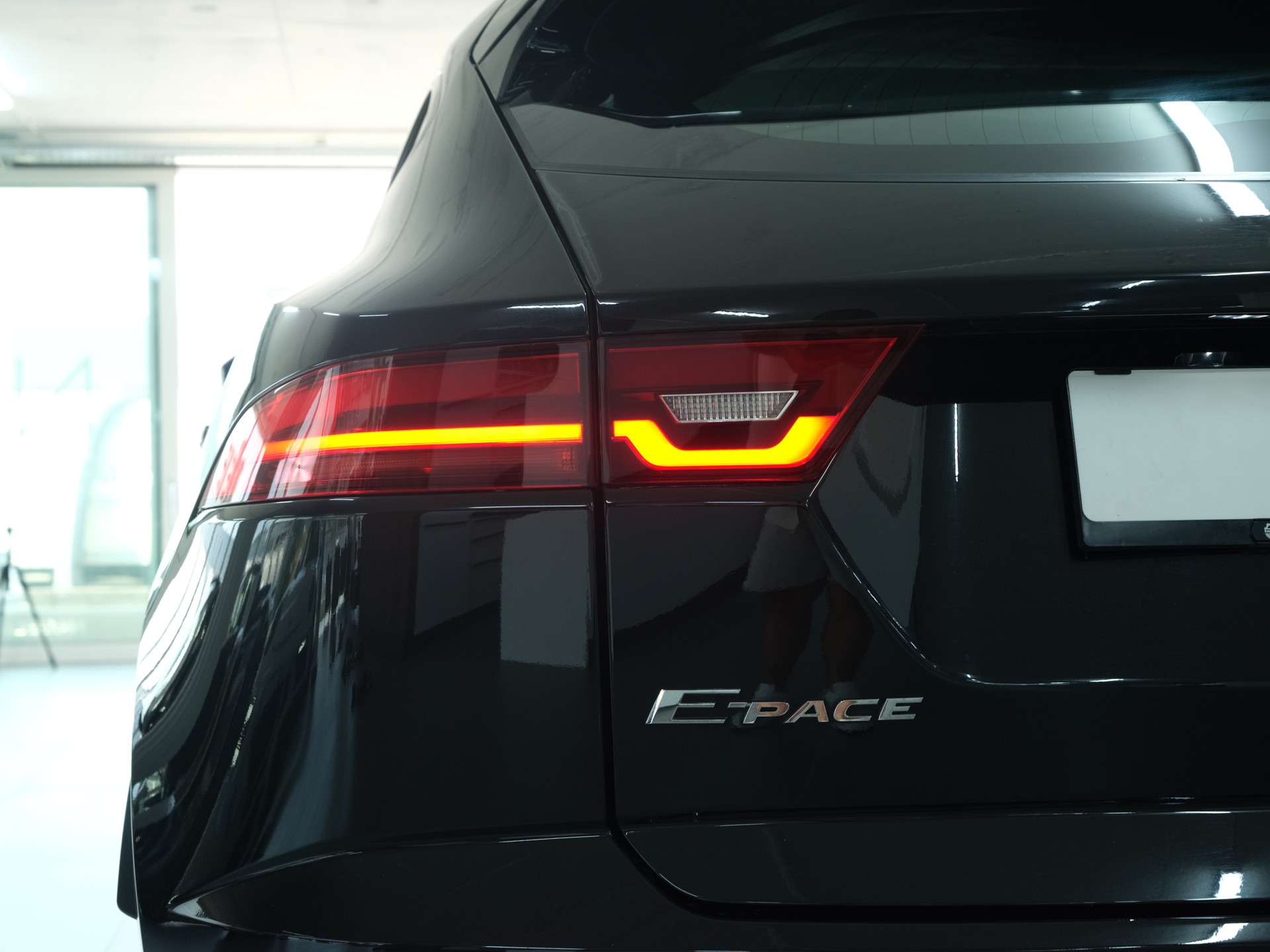 JAGUAR E-Pace 2.0 P250 R-Dynamic HSE AWD *Panorama* *360 Kamera* *Head up Display*-image-14