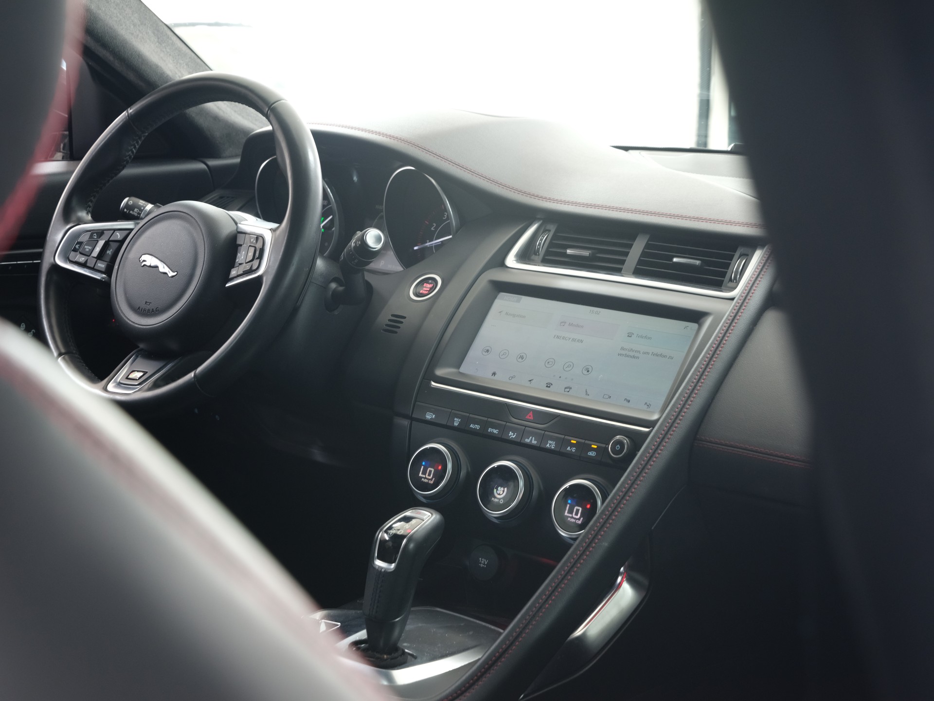 JAGUAR E-Pace 2.0 P250 R-Dynamic HSE AWD *Panorama* *360 Kamera* *Head up Display*-image-21