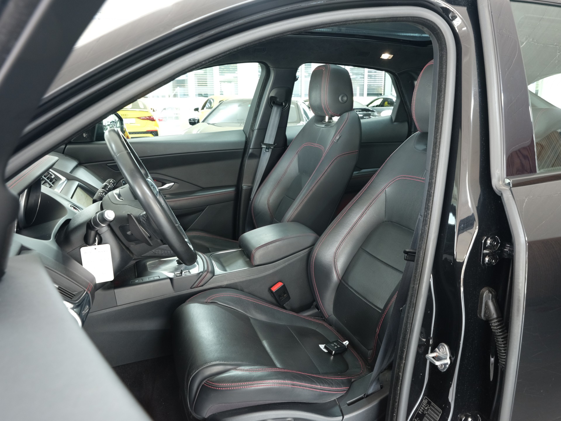 JAGUAR E-Pace 2.0 P250 R-Dynamic HSE AWD *Panorama* *360 Kamera* *Head up Display*-image-16