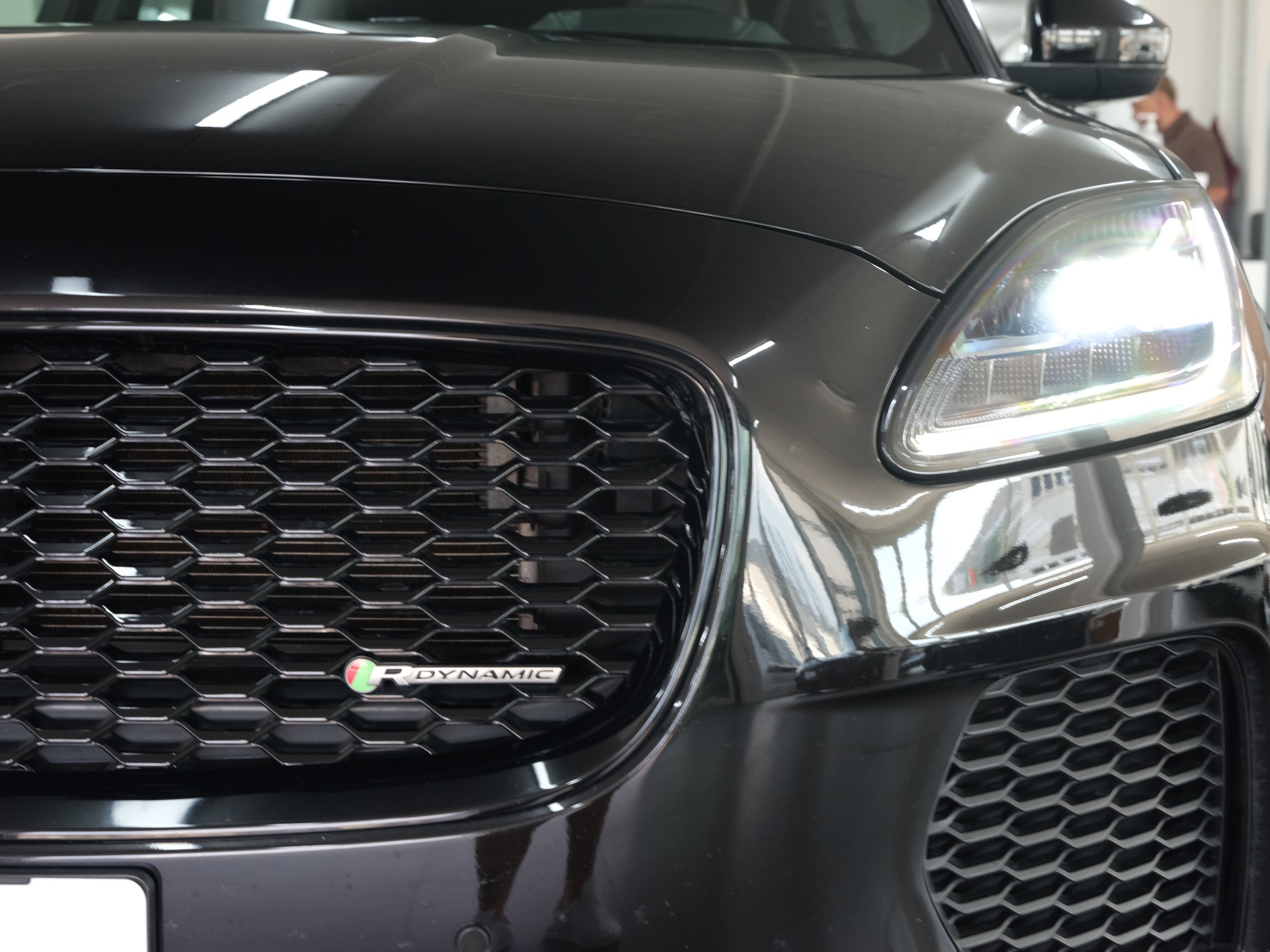 JAGUAR E-Pace 2.0 P250 R-Dynamic HSE AWD *Panorama* *360 Kamera* *Head up Display*-image-10