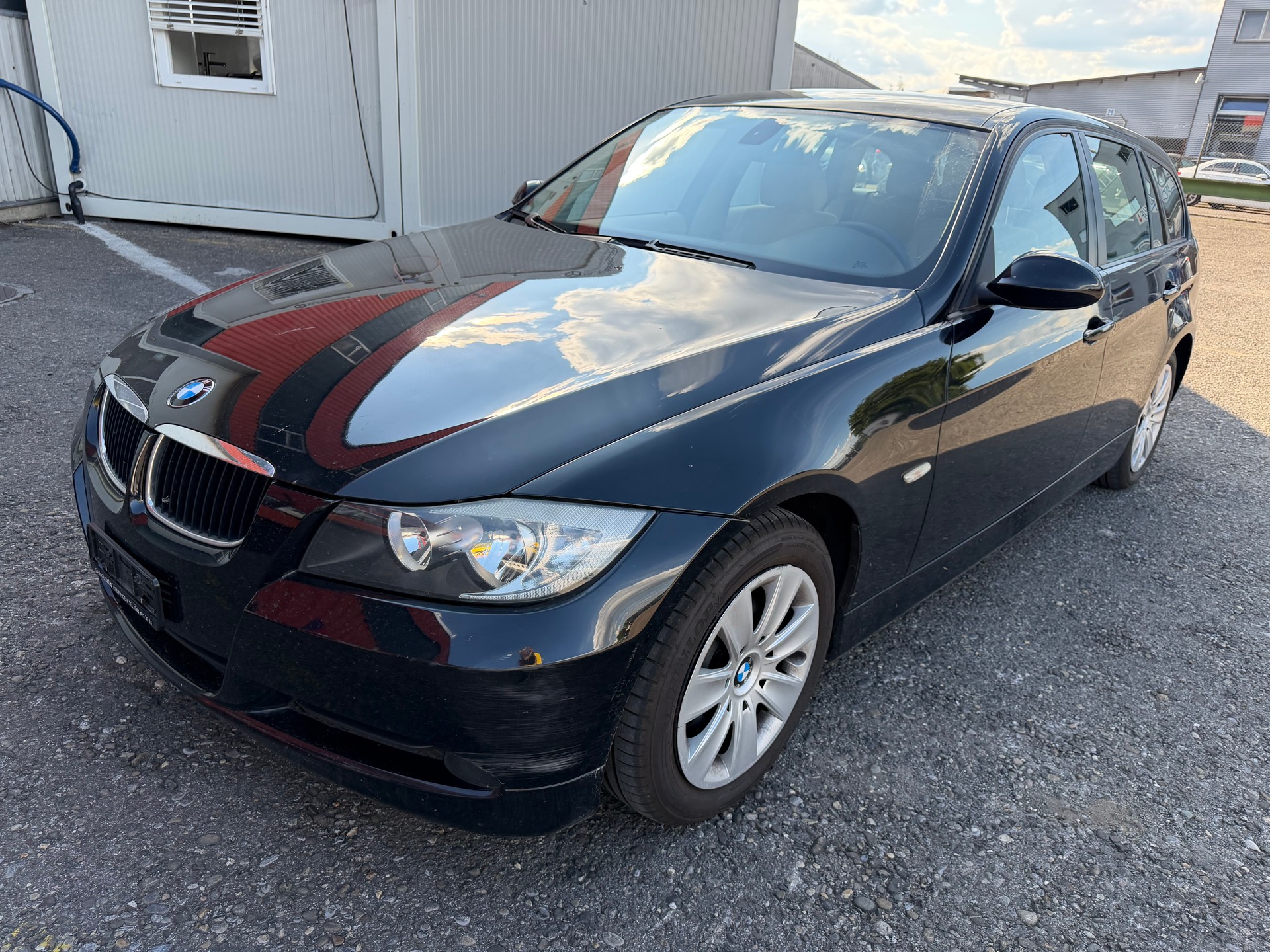 BMW 320d Touring-image-0