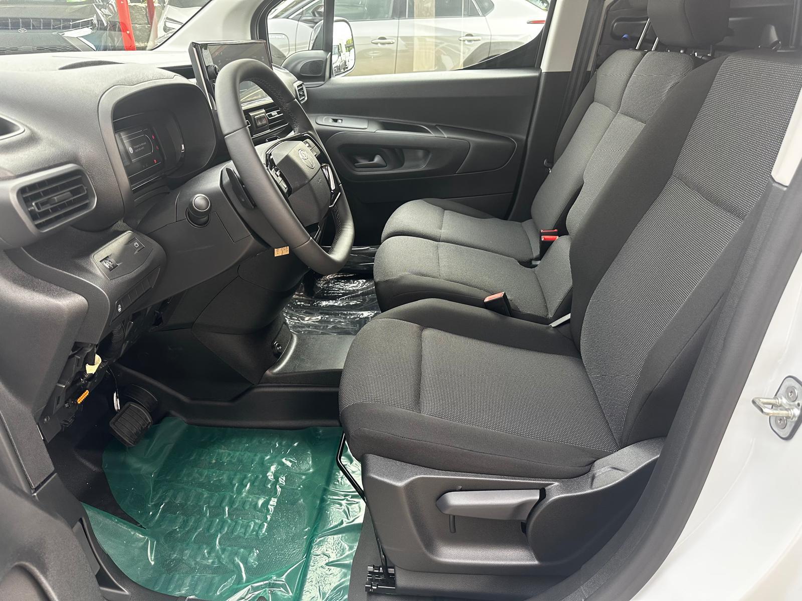 TOYOTA PROACE CITY Van L2 1.5 D Active-image-8