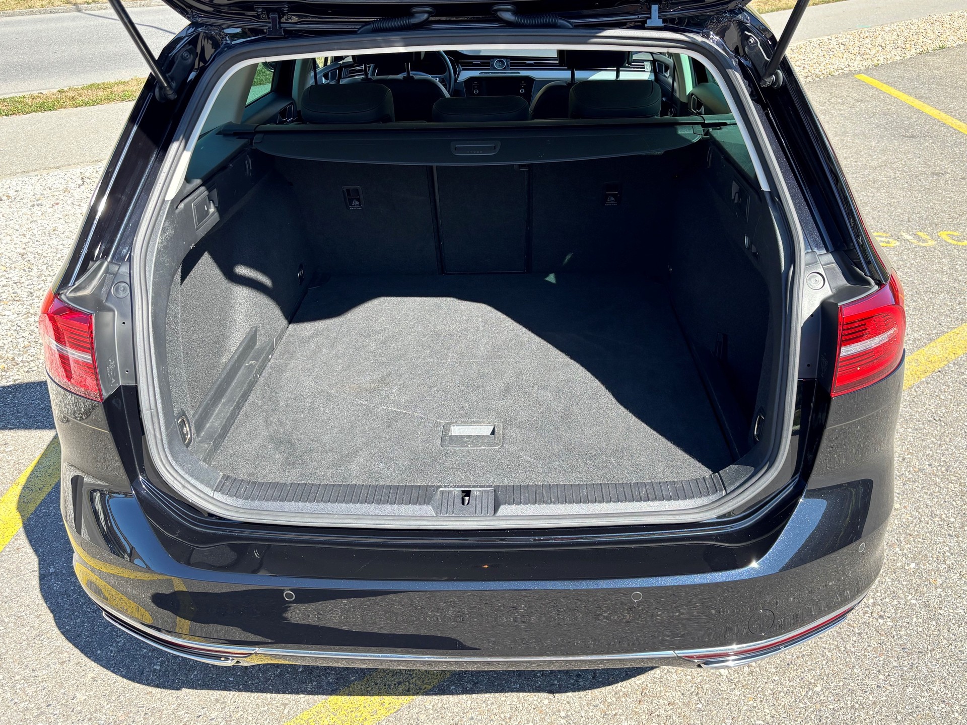 VW Passat Var. 2.0 TDI DSG 4Motion R-Line-image-13