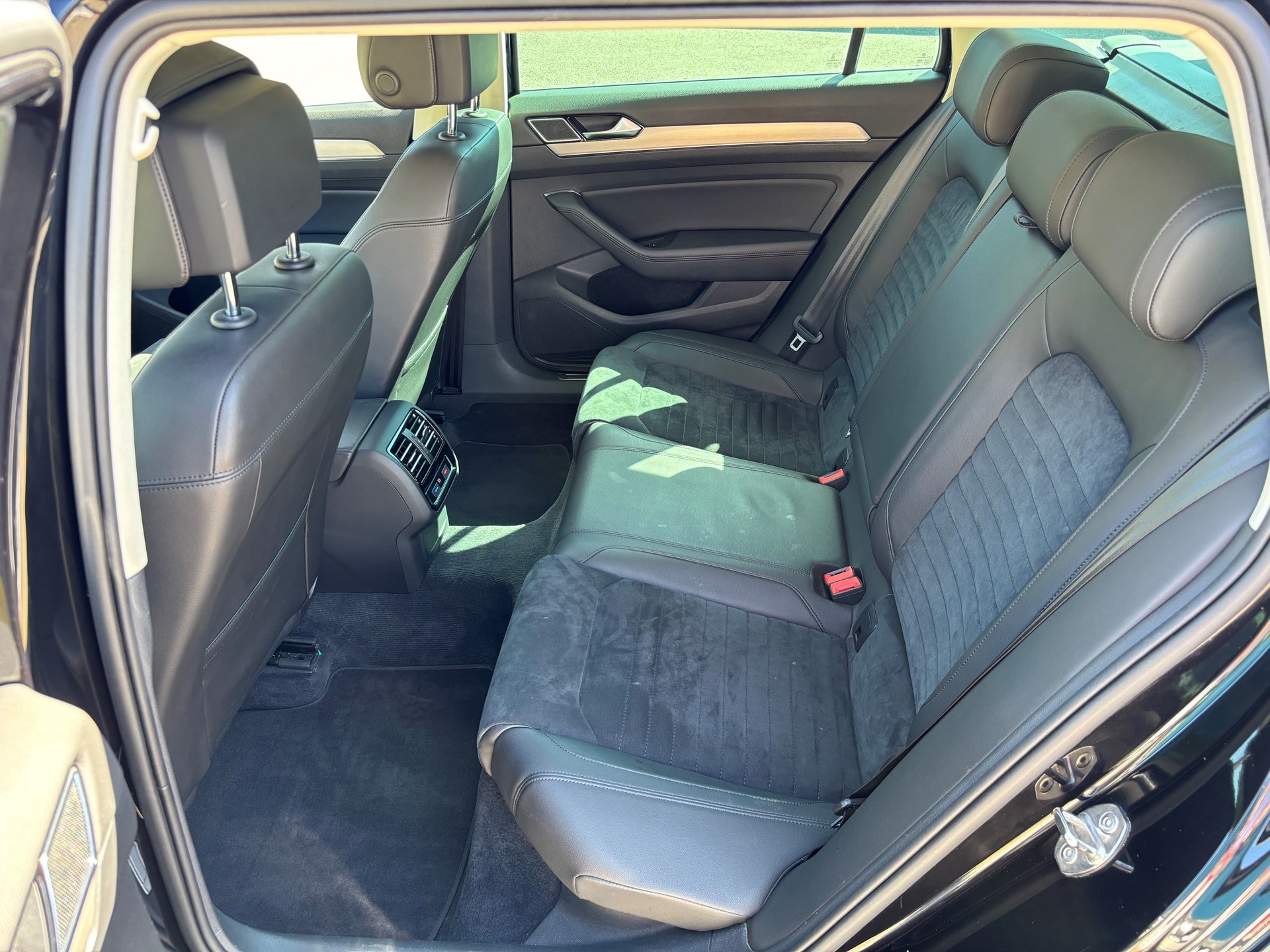 VW Passat Var. 2.0 TDI DSG 4Motion R-Line-image-12