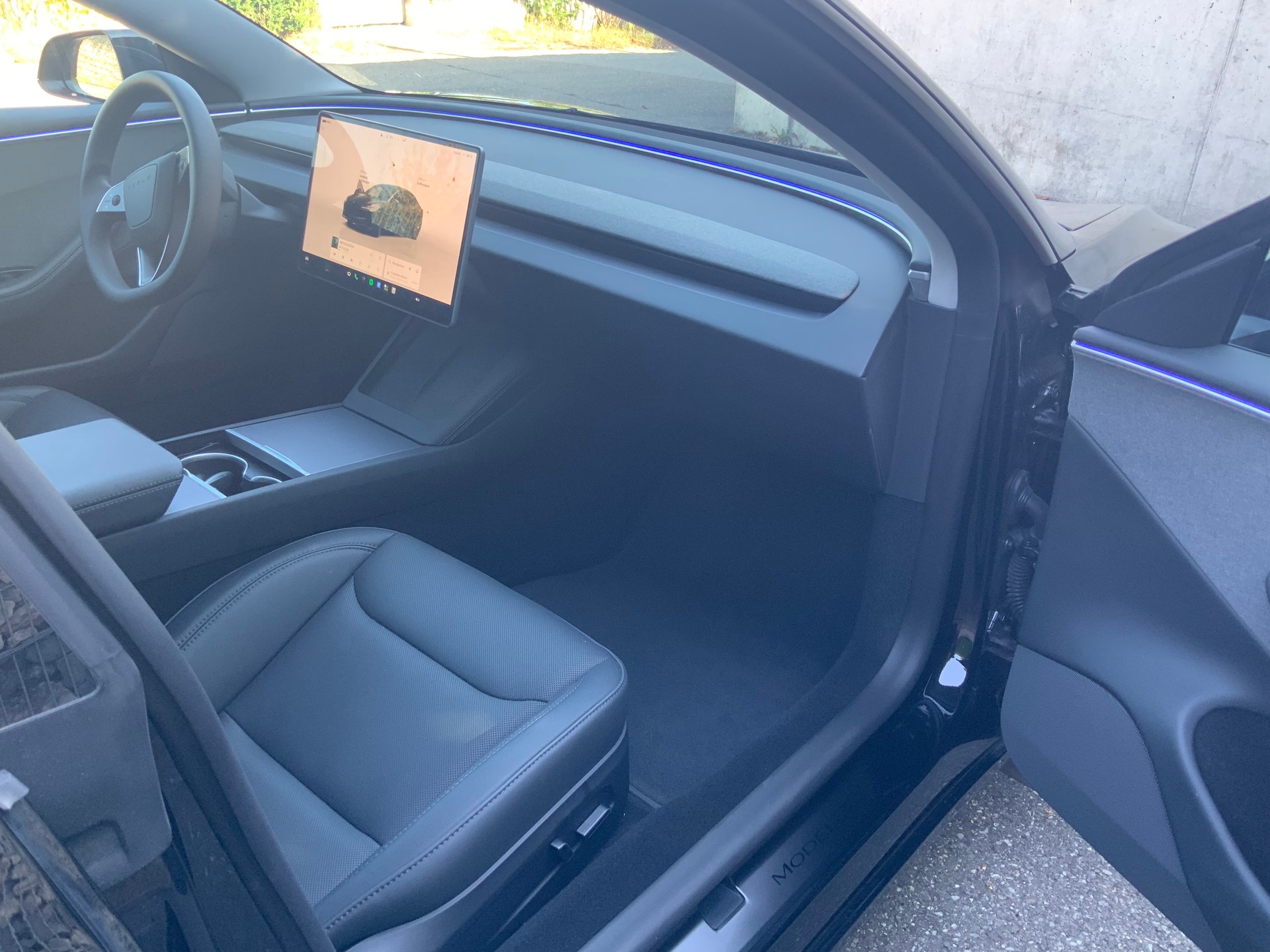 TESLA MODEL 3-image-4