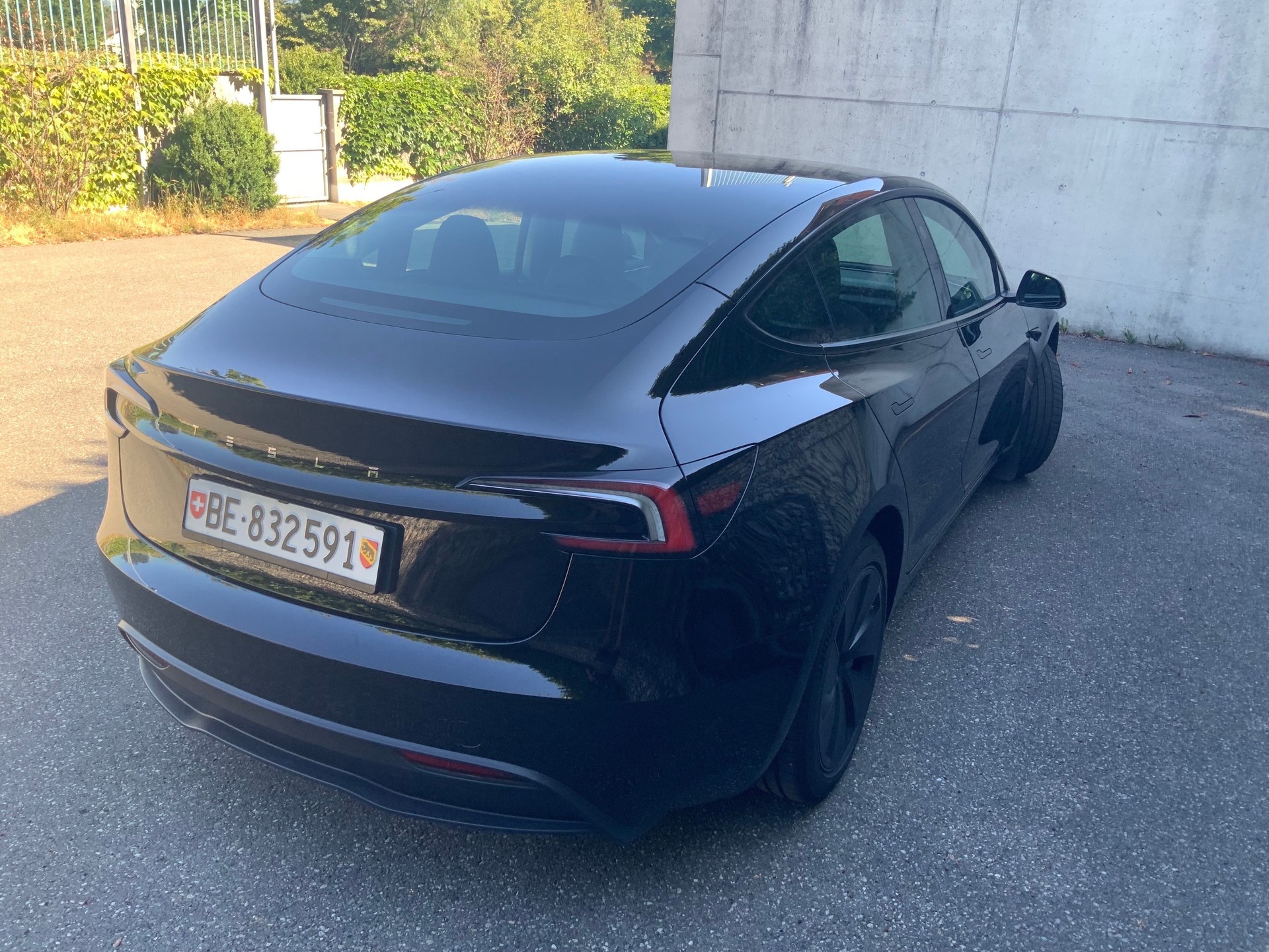 TESLA MODEL 3-image-2