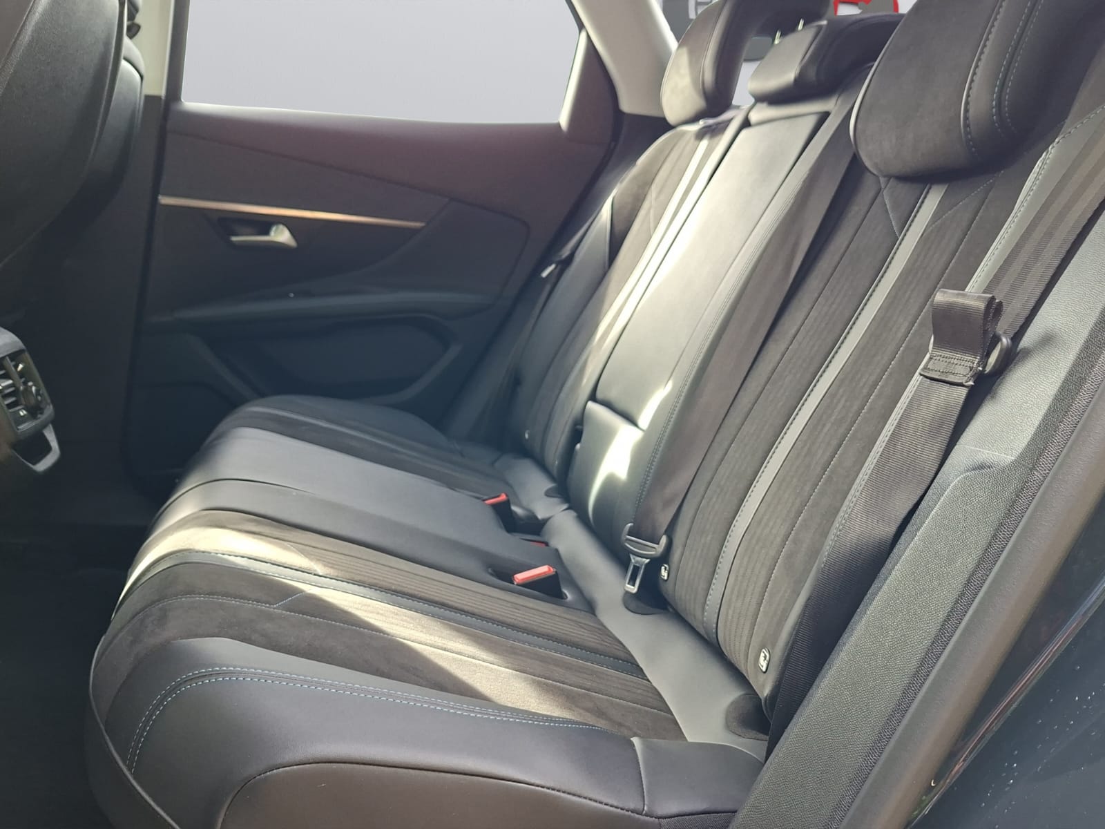 PEUGEOT 3008 1.2 PureTech Active EAT-image-8
