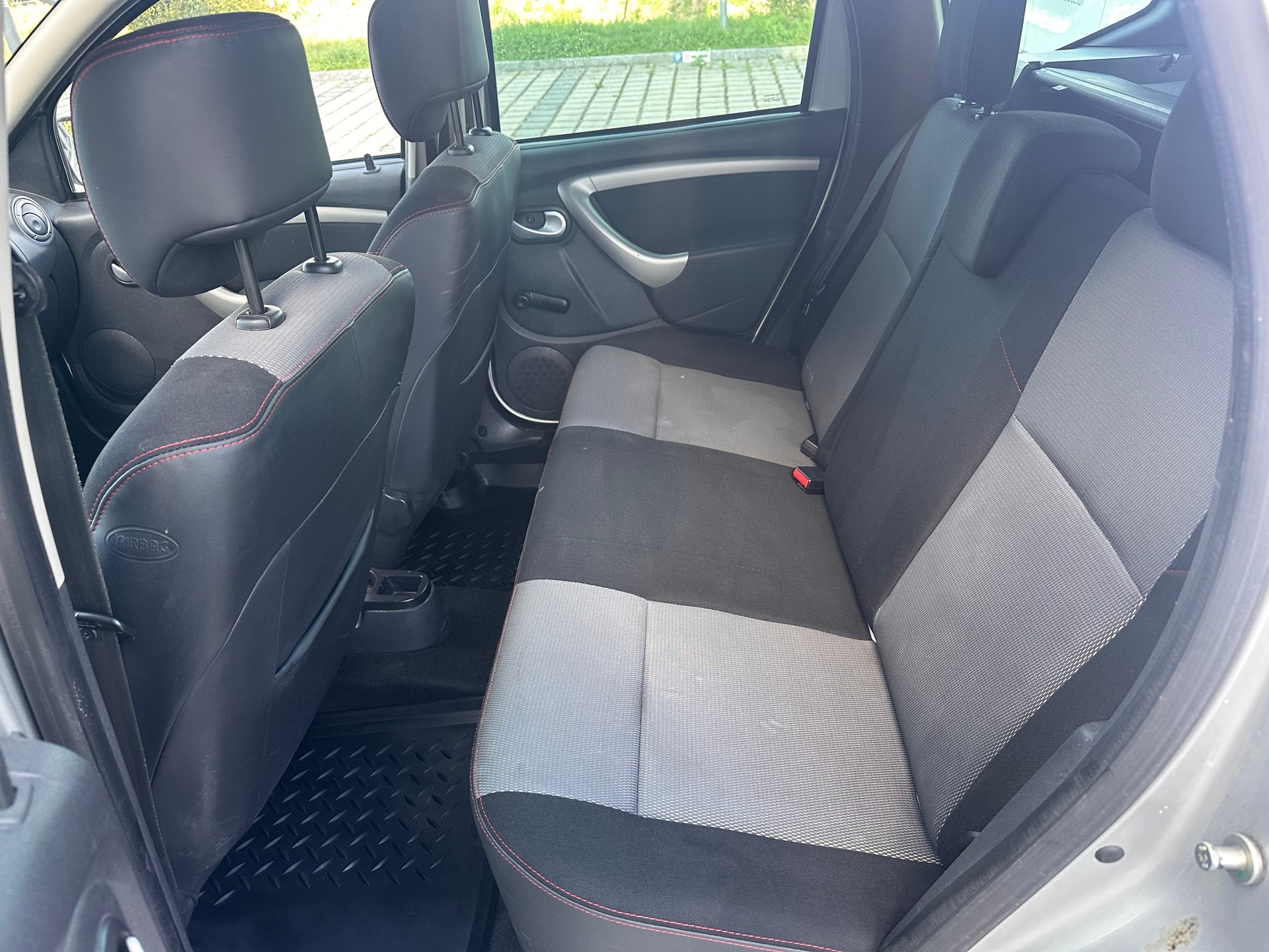 DACIA Duster 1.6 Destination 4x4-image-12