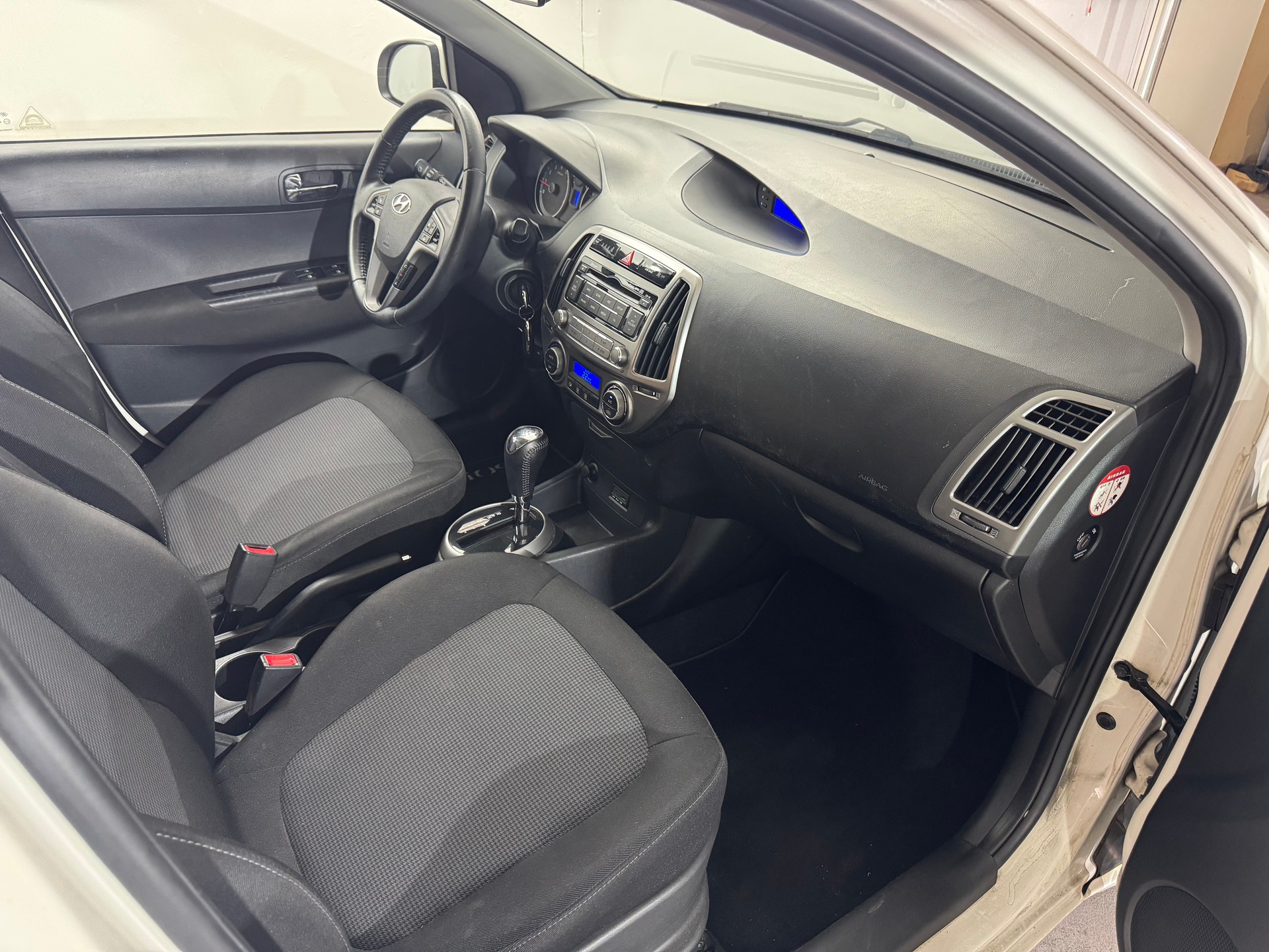 HYUNDAI i20 1.4 Style Automatic-image-8