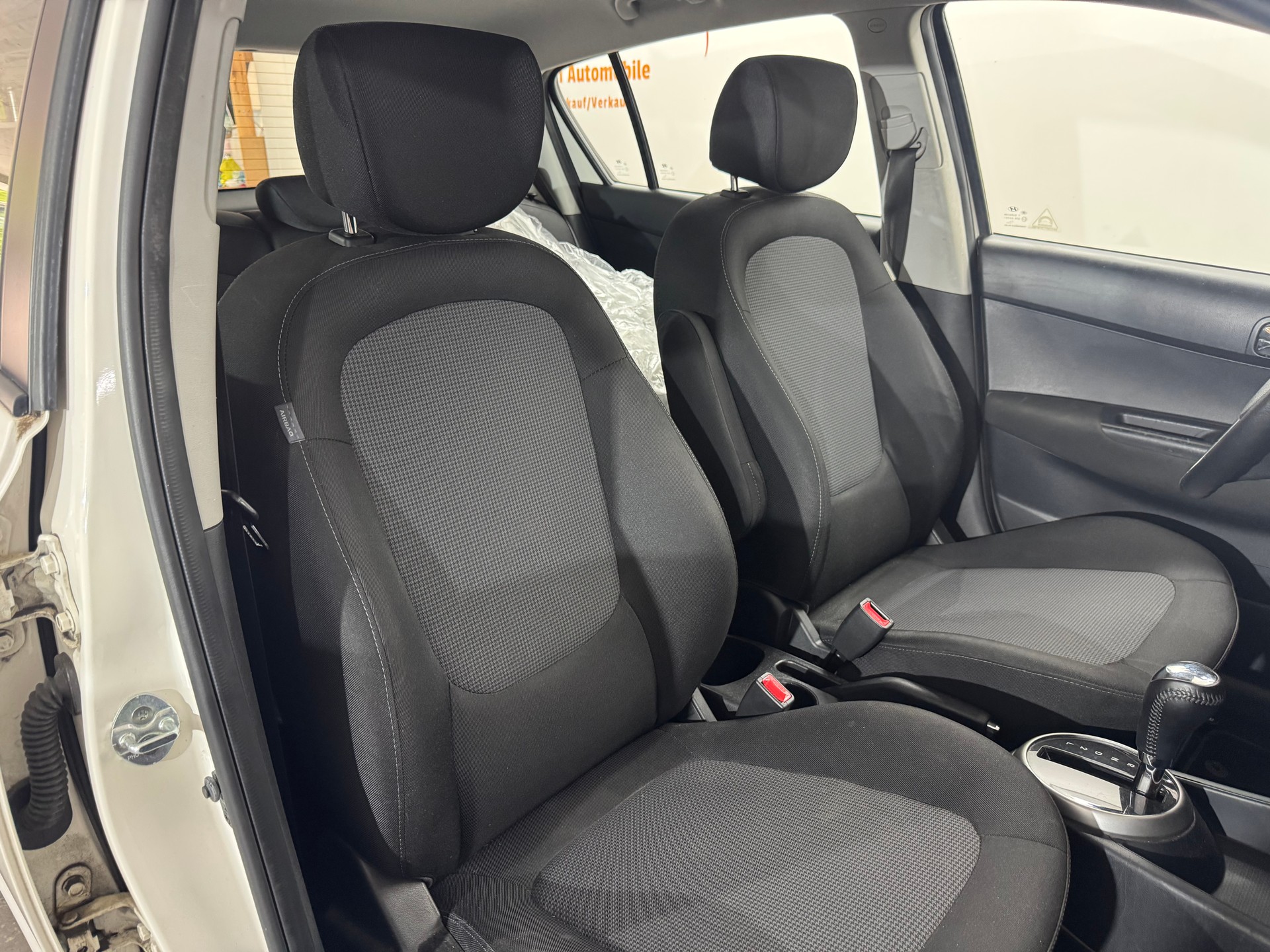 HYUNDAI i20 1.4 Style Automatic-image-9