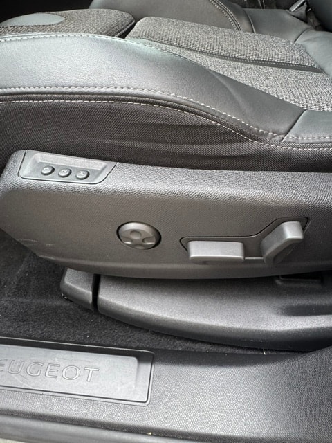 PEUGEOT 5008 1.5 BlueHDi Allure EAT-image-22