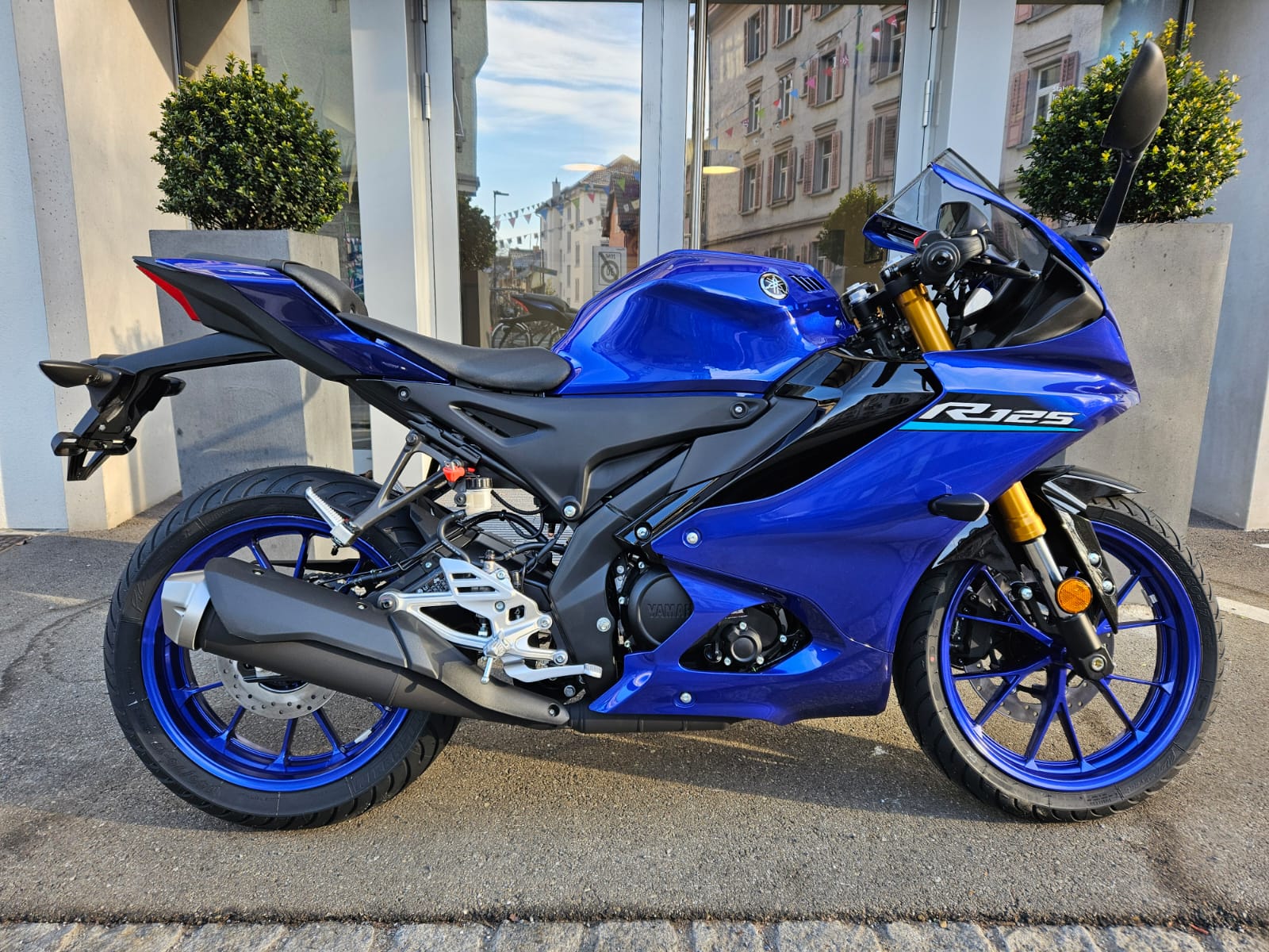 YAMAHA YZF-R 125 ABS-showroom-element-2