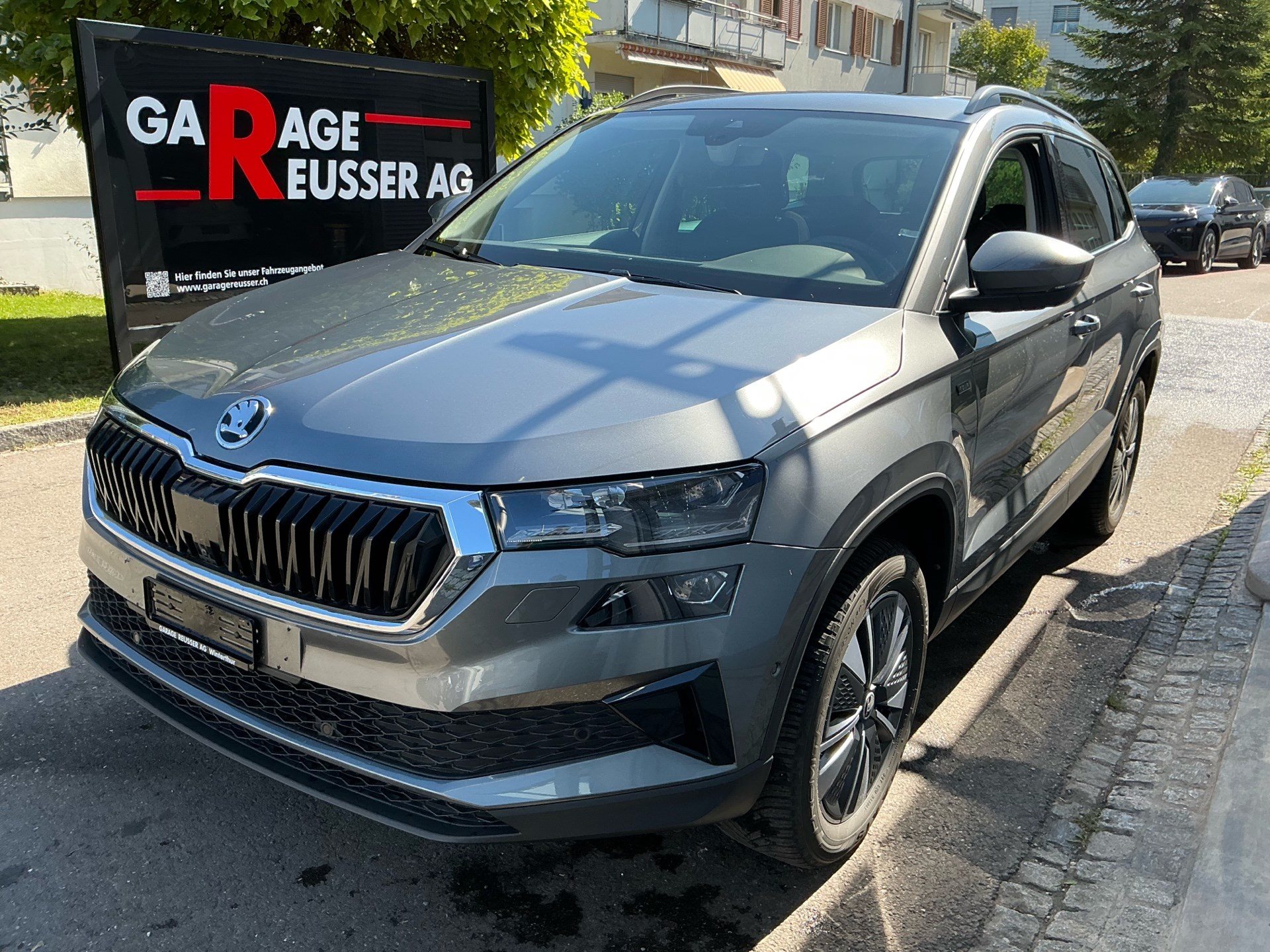 SKODA Karoq Tour 4x4 ***360° KAMERA UND PANORAMADACH ***-image-0