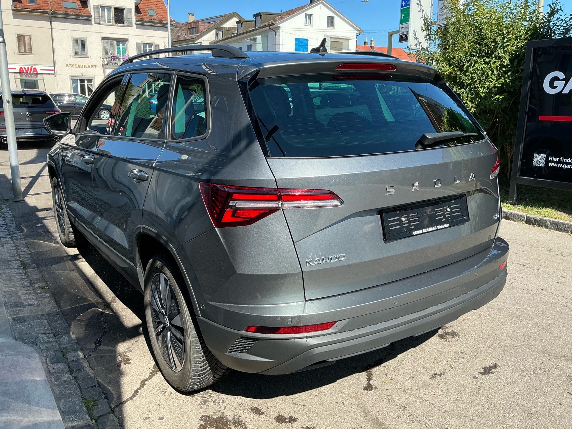 SKODA Karoq Tour 4x4 ***360° KAMERA UND PANORAMADACH ***-image-5
