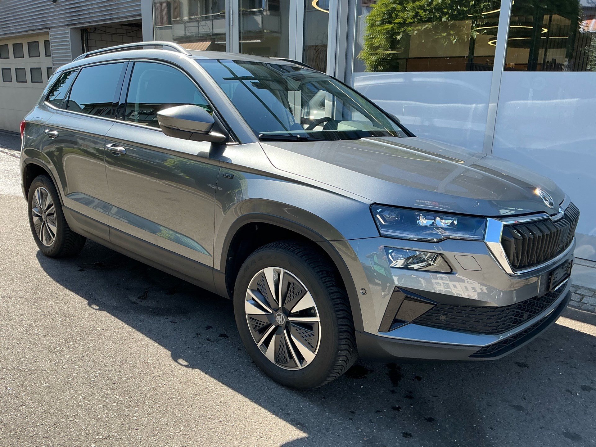 SKODA Karoq Tour 4x4 ***360° KAMERA UND PANORAMADACH ***-image-2