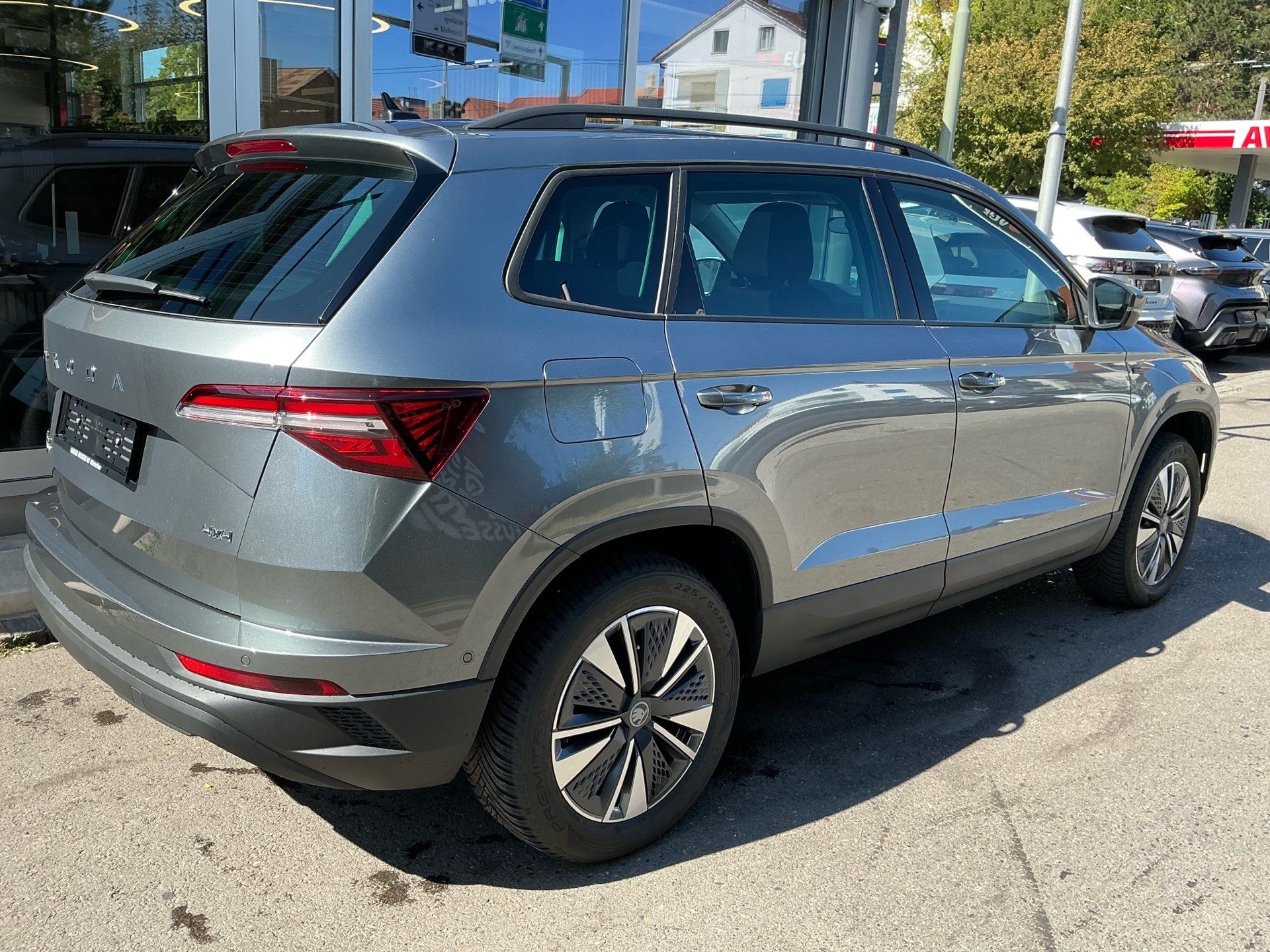 SKODA Karoq Tour 4x4 ***360° KAMERA UND PANORAMADACH ***-image-3