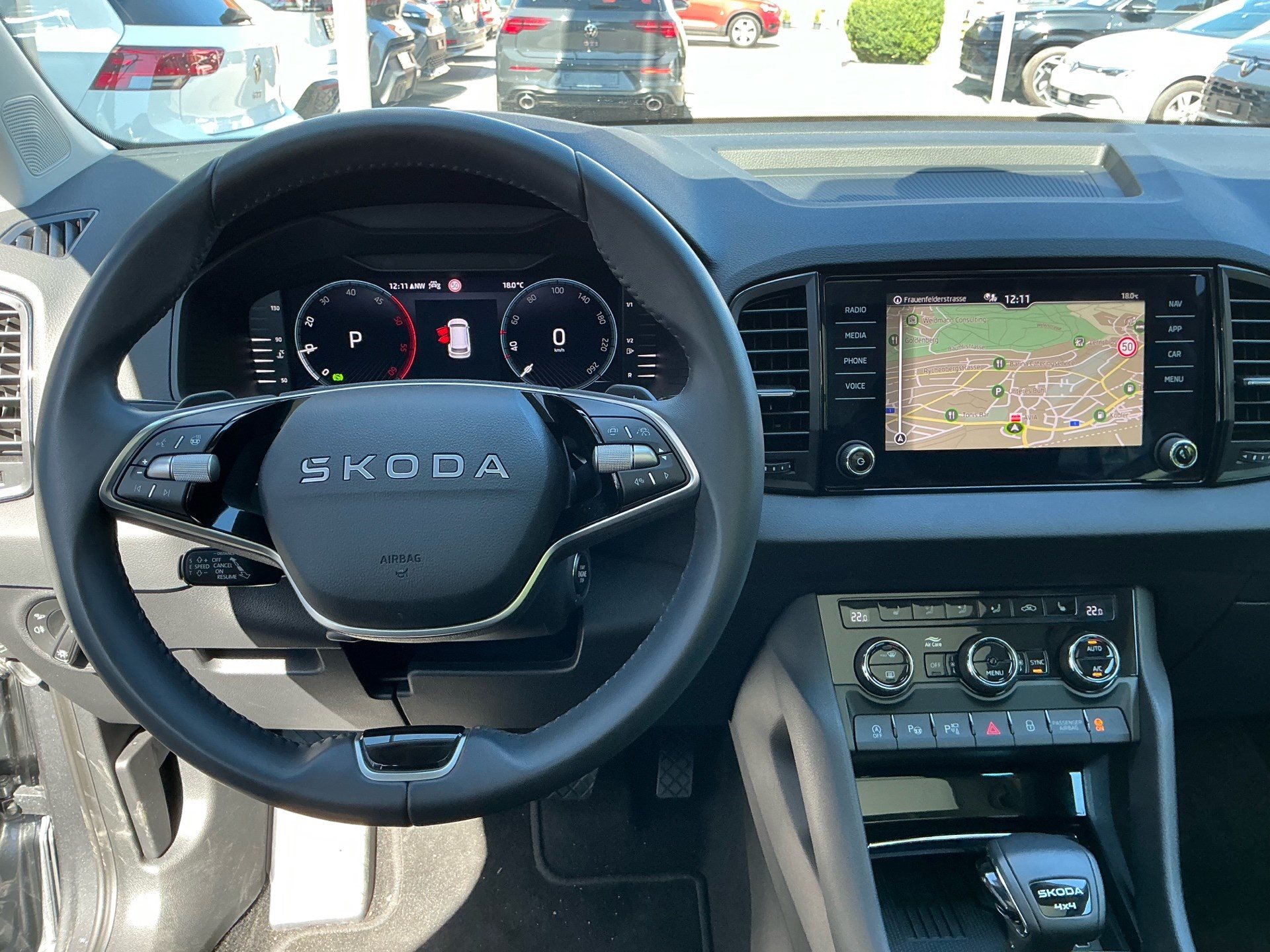 SKODA Karoq Tour 4x4 ***360° KAMERA UND PANORAMADACH ***-image-9