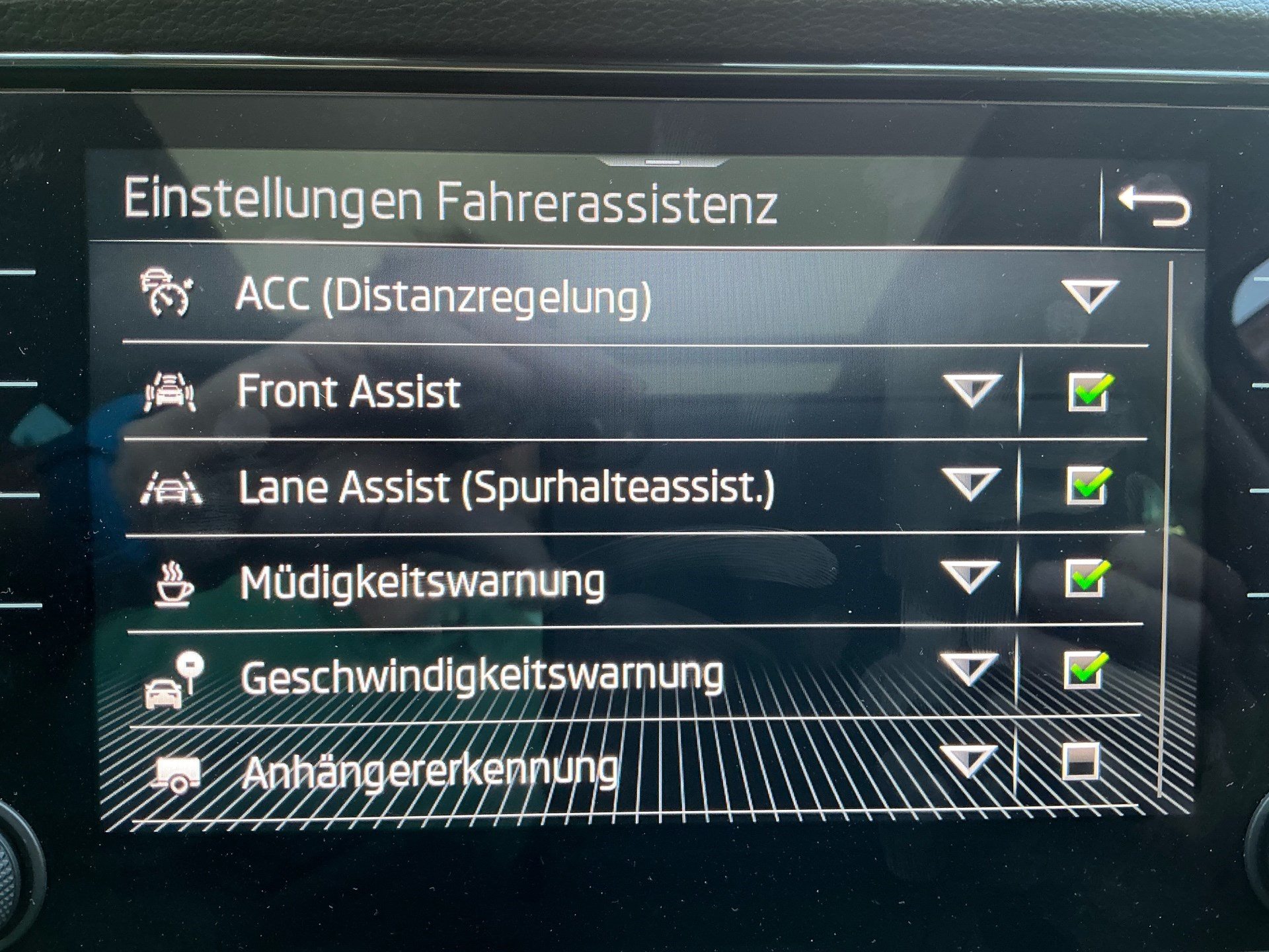 SKODA Karoq Tour 4x4 ***360° KAMERA UND PANORAMADACH ***-image-21